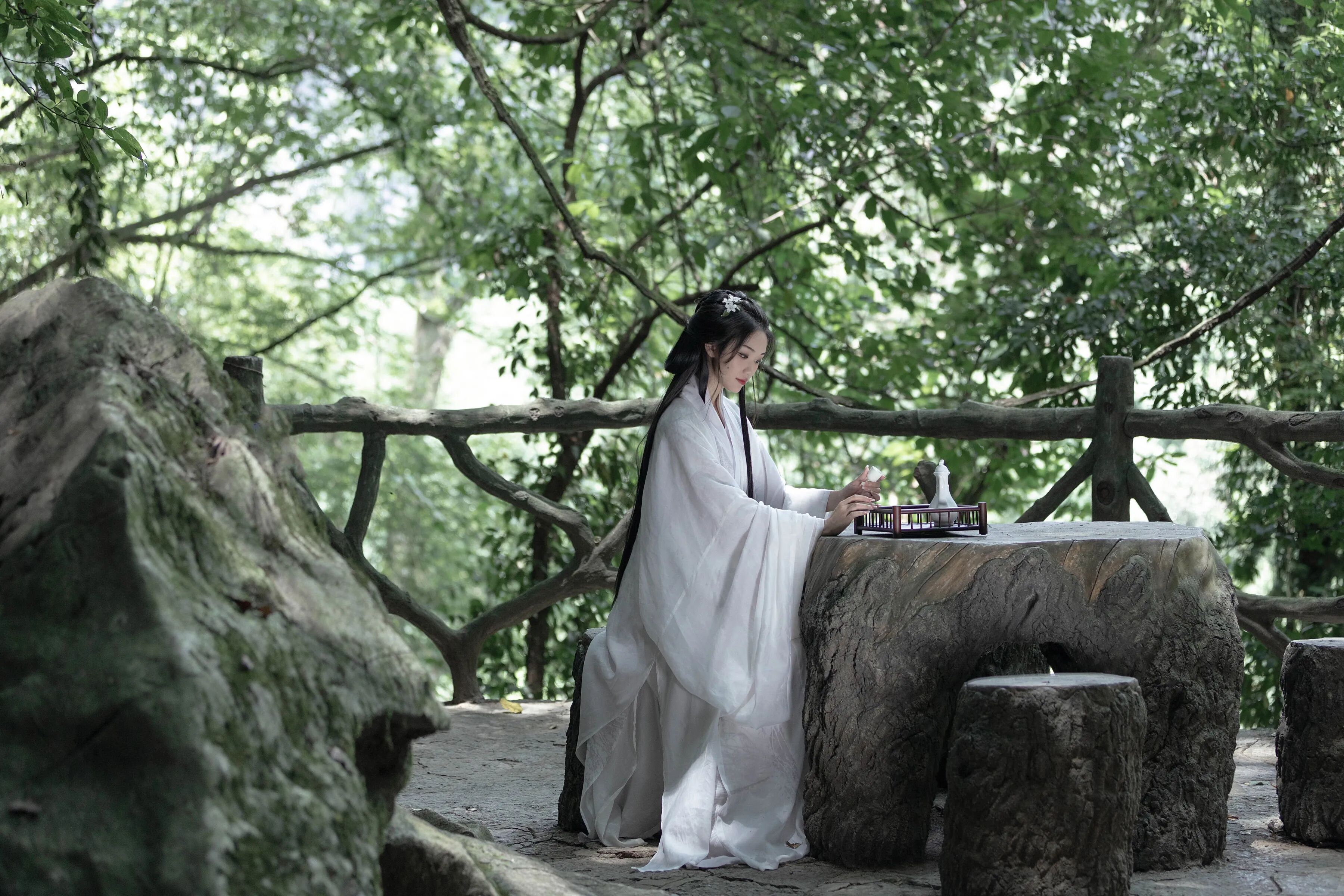 夏日绿荫|白色飘逸汉服石桌拍出清冷仙气 - 第4张 - 汉服颂 夏日绿荫|白色飘逸汉服石桌拍出清冷仙气 - 第4张