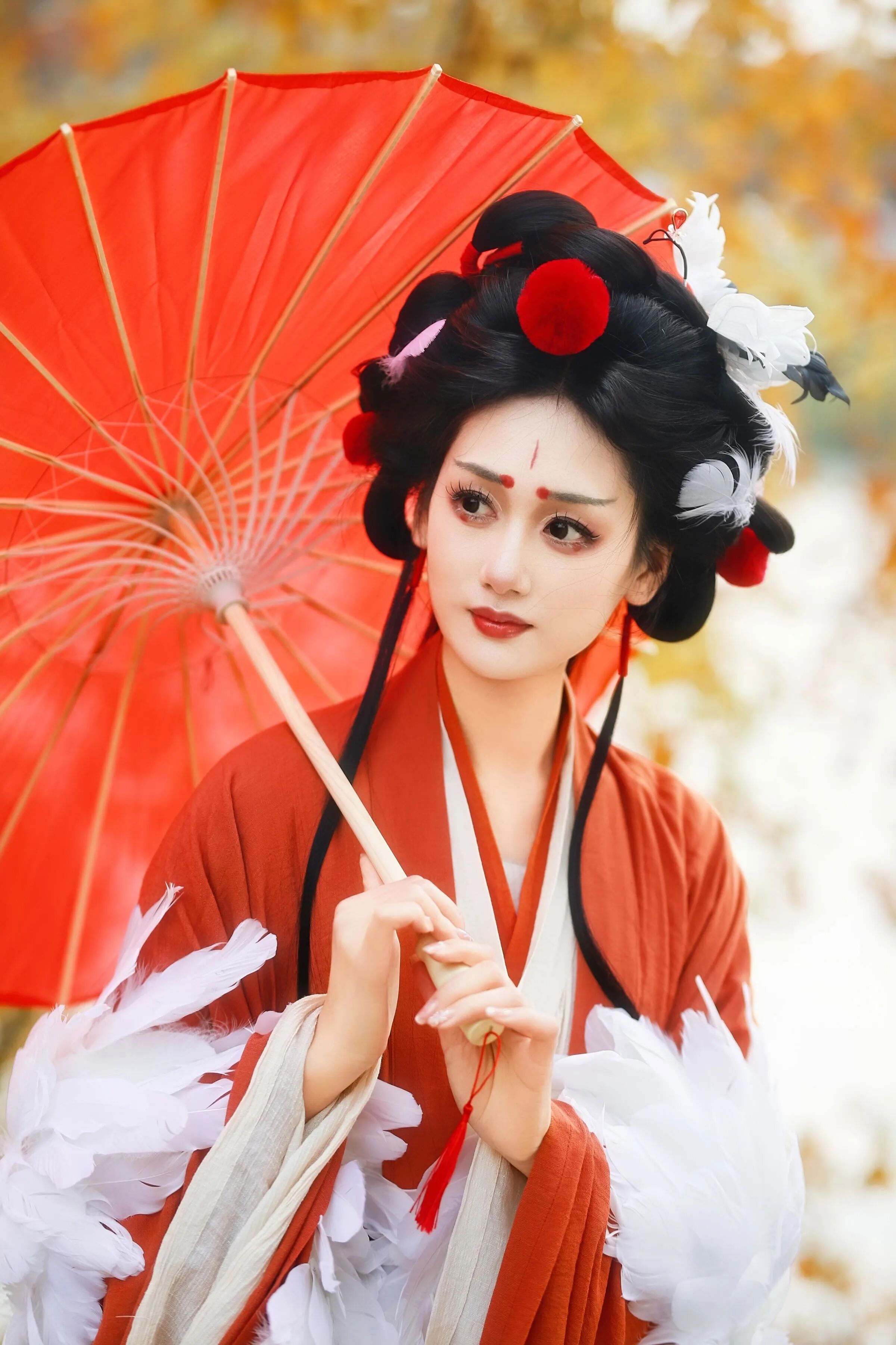 银杏林下｜红色羽衣汉服油纸伞拍出秋日仙气 - 第1张