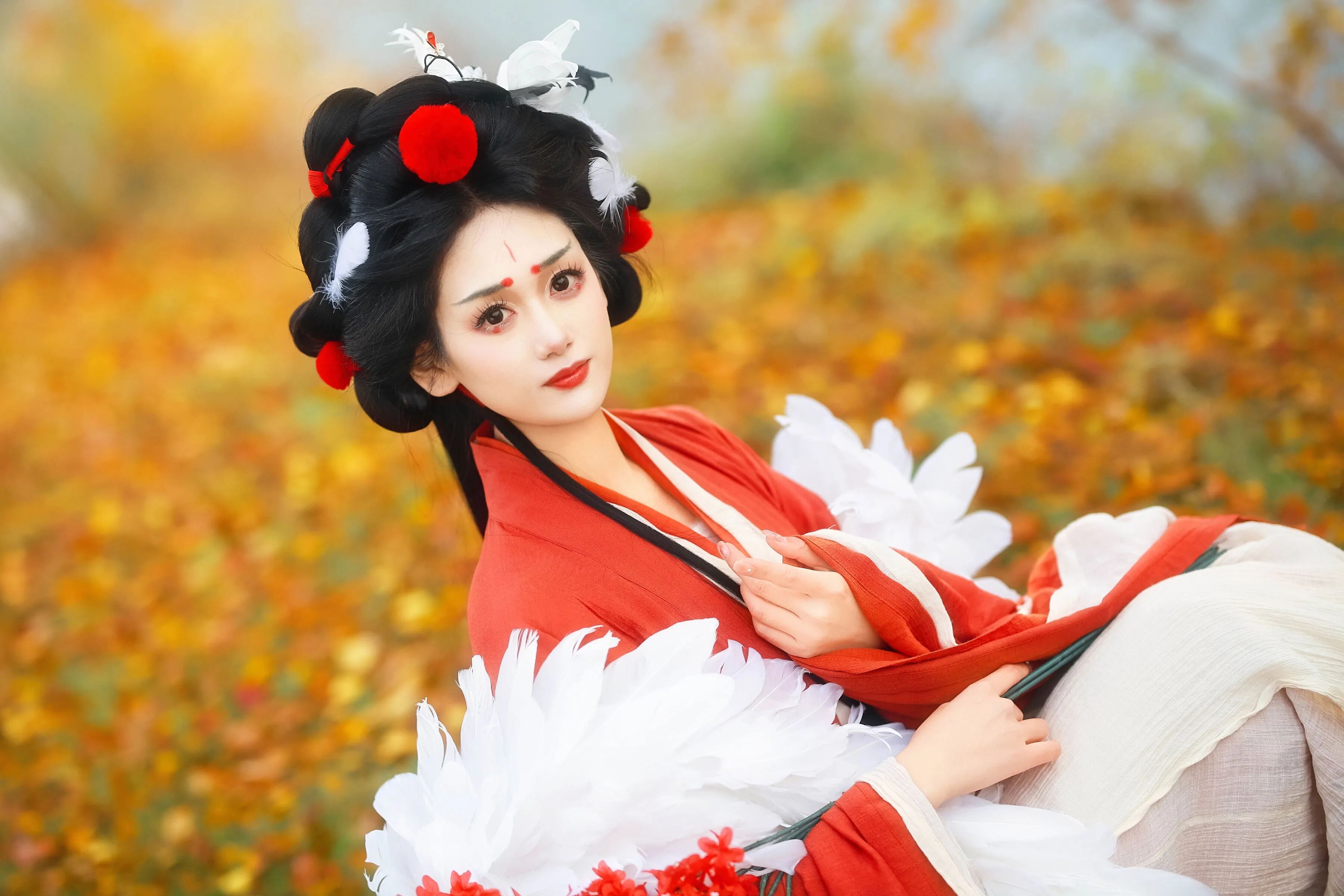 银杏林下｜红色羽衣汉服油纸伞拍出秋日仙气 - 第5张
