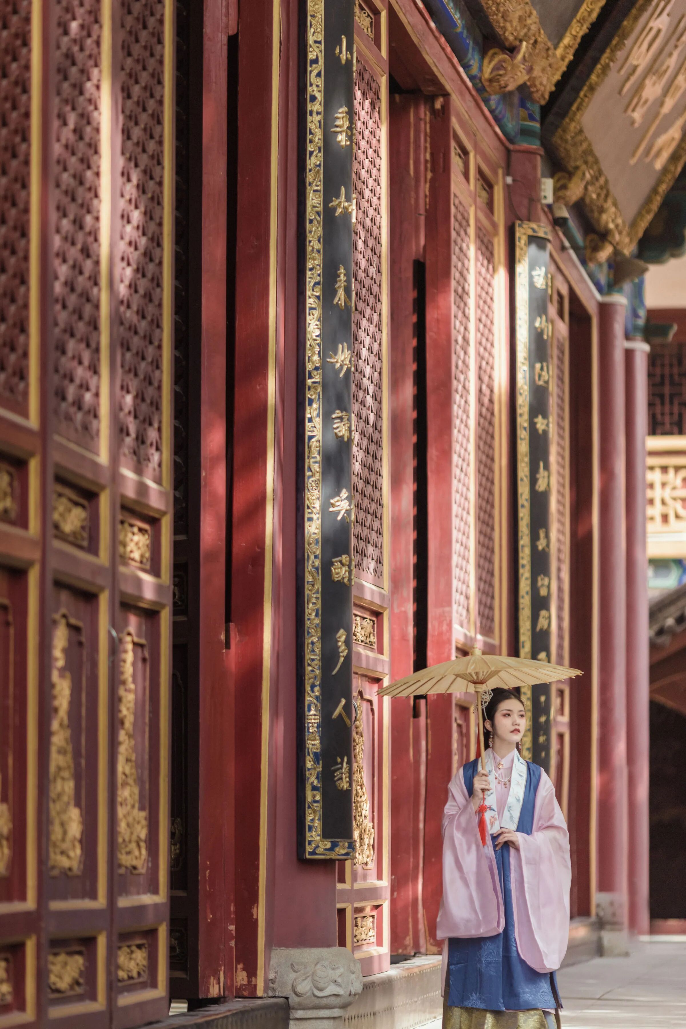 古建庭院｜粉蓝汉服油纸伞拍出温婉国风 - 第1张