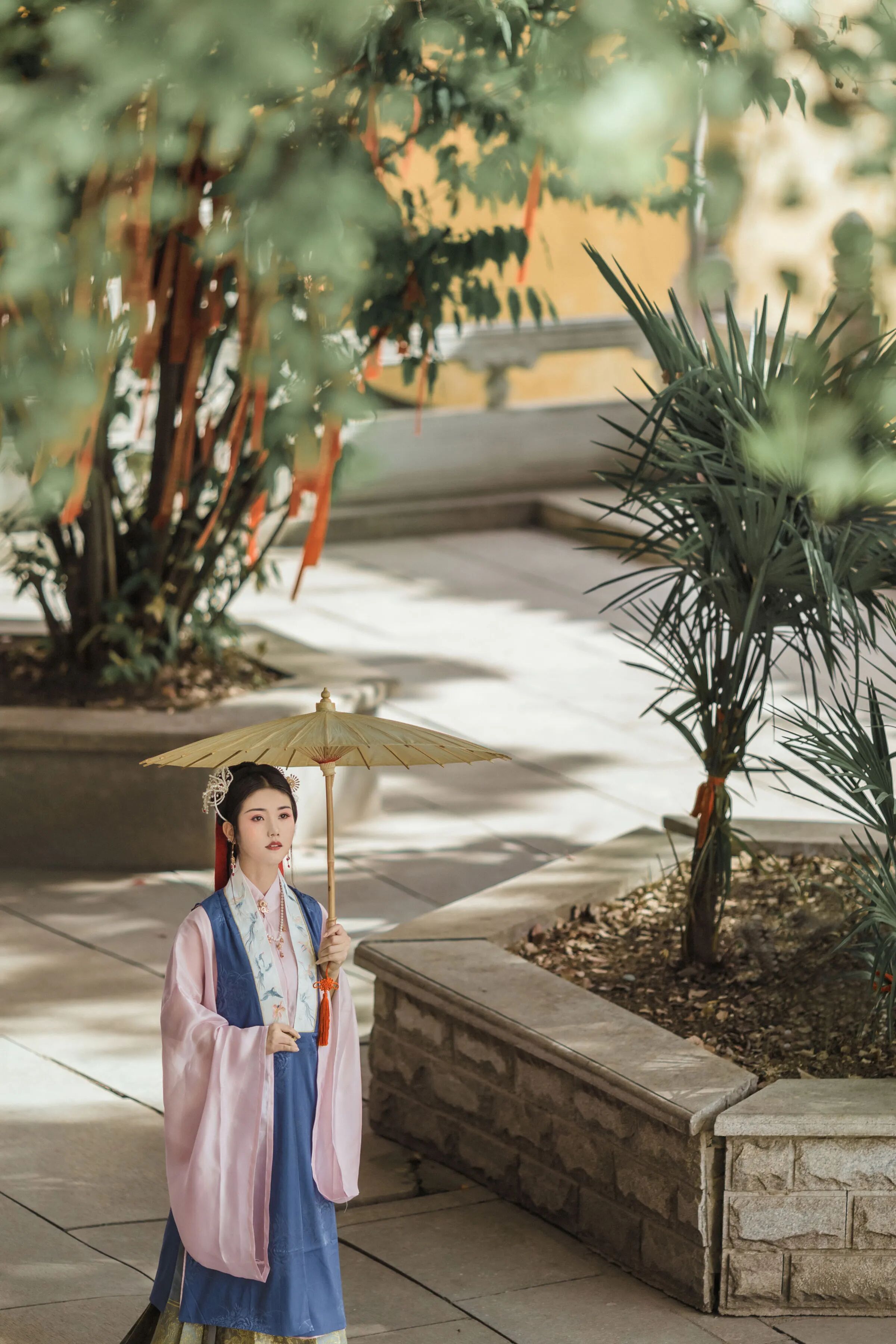古建庭院｜粉蓝汉服油纸伞拍出温婉国风 - 第3张
