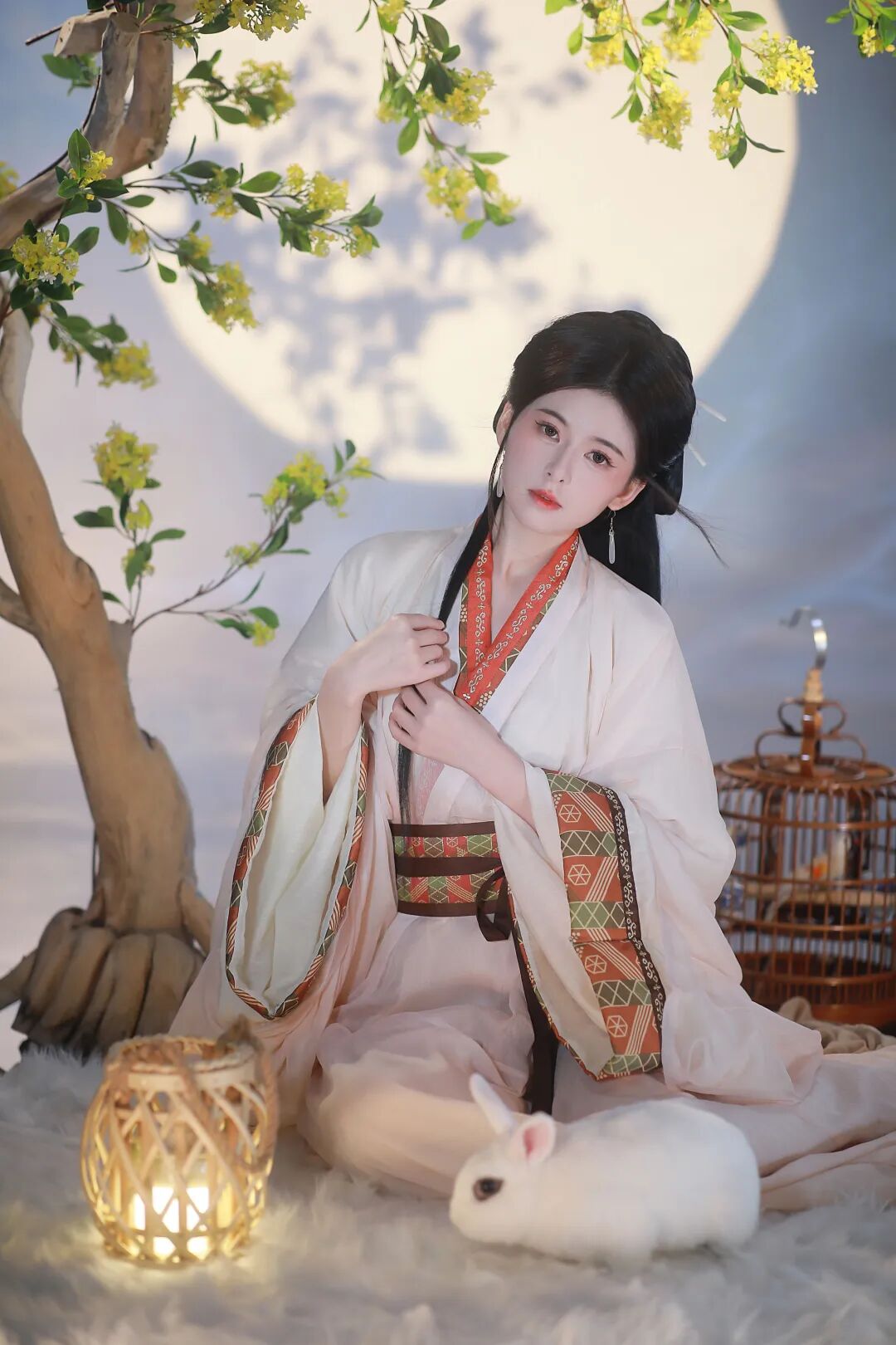 米色汉服+月桂树影,室内国风场景拍出温柔月下氛围感 - 第1张 - 汉服颂 米色汉服+月桂树影,室内国风场景拍出温柔月下氛围感 - 第1张