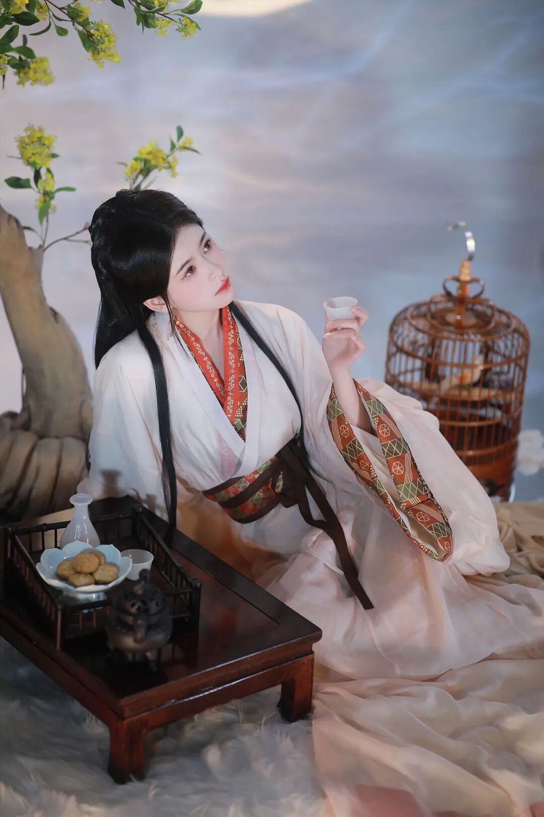 米色汉服+月桂树影,室内国风场景拍出温柔月下氛围感 - 第3张 - 汉服颂 米色汉服+月桂树影,室内国风场景拍出温柔月下氛围感 - 第3张