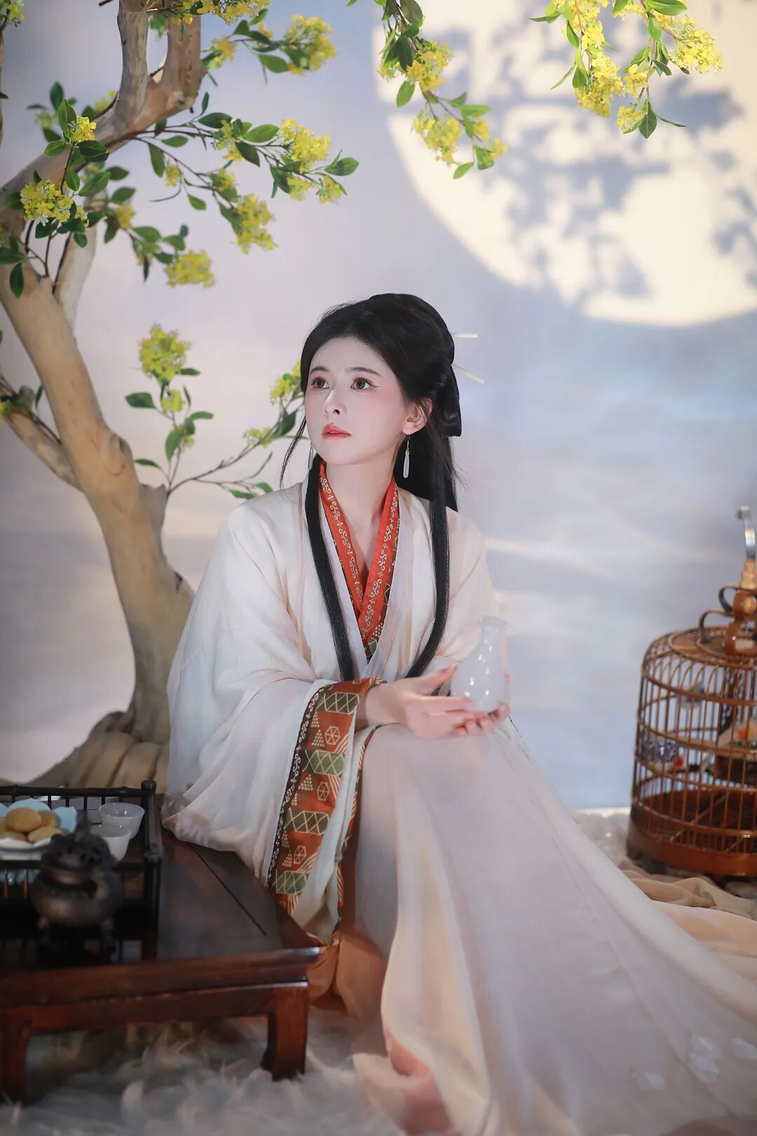 米色汉服+月桂树影,室内国风场景拍出温柔月下氛围感 - 第4张 - 汉服颂 米色汉服+月桂树影,室内国风场景拍出温柔月下氛围感 - 第4张
