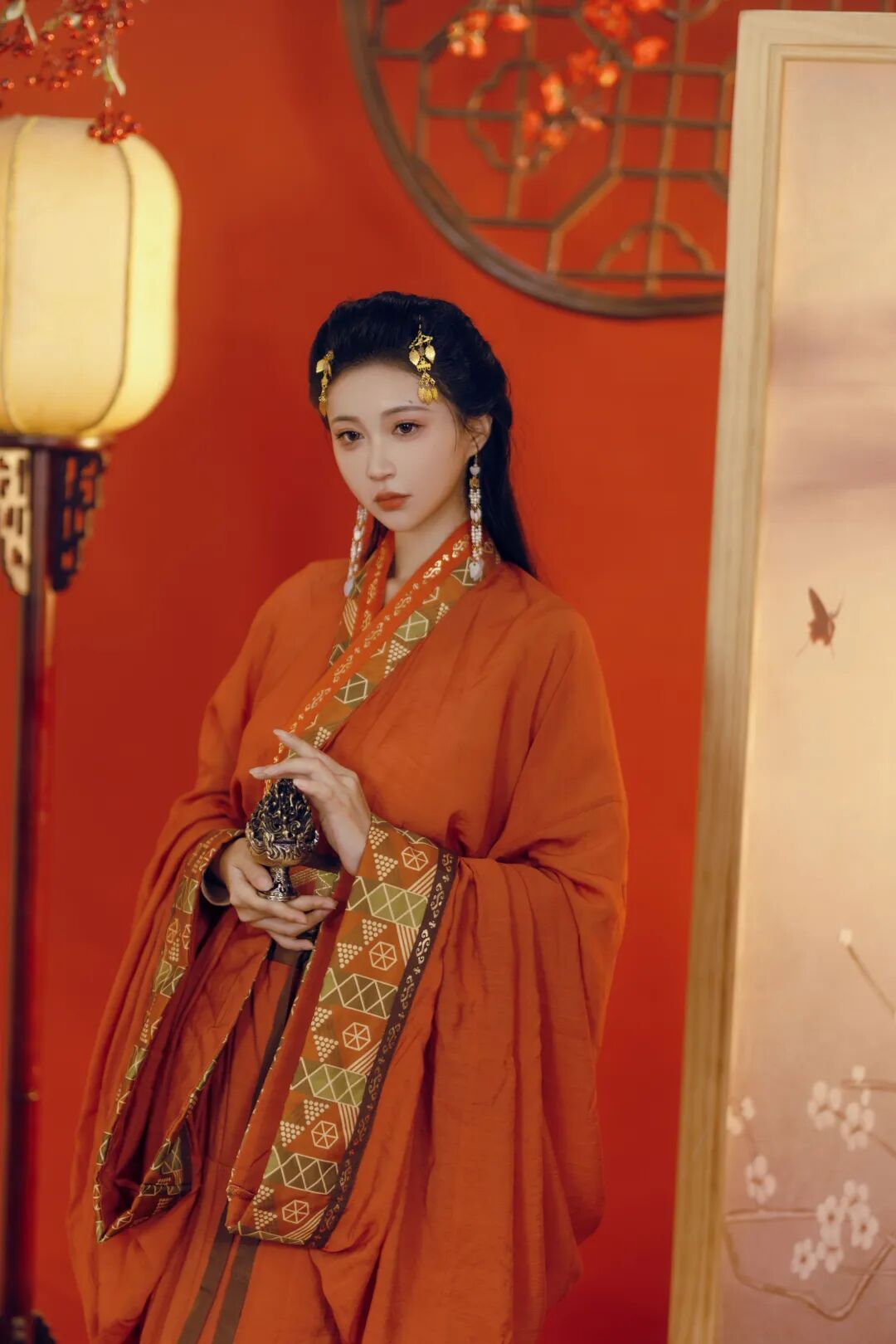 红色战国袍+宫灯,室内屏风前拍出宿命感古风大片 - 第2张 - 汉服颂 红色战国袍+宫灯,室内屏风前拍出宿命感古风大片 - 第2张