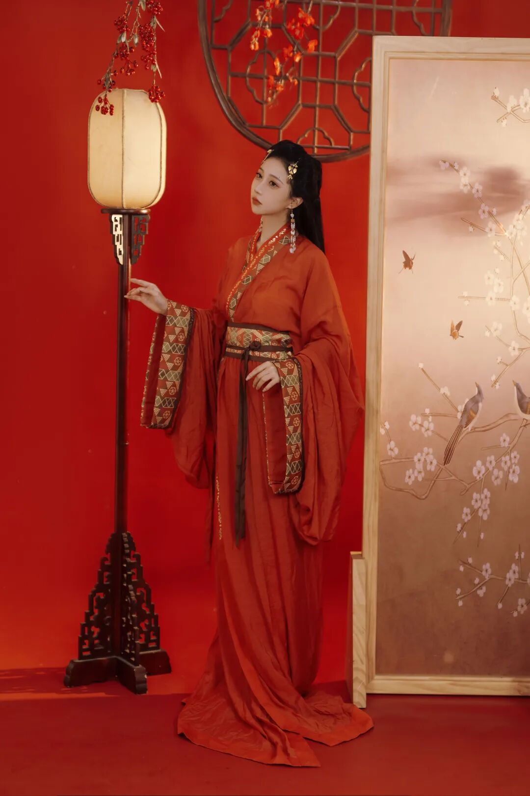 红色战国袍+宫灯,室内屏风前拍出宿命感古风大片 - 第5张 - 汉服颂 红色战国袍+宫灯,室内屏风前拍出宿命感古风大片 - 第5张