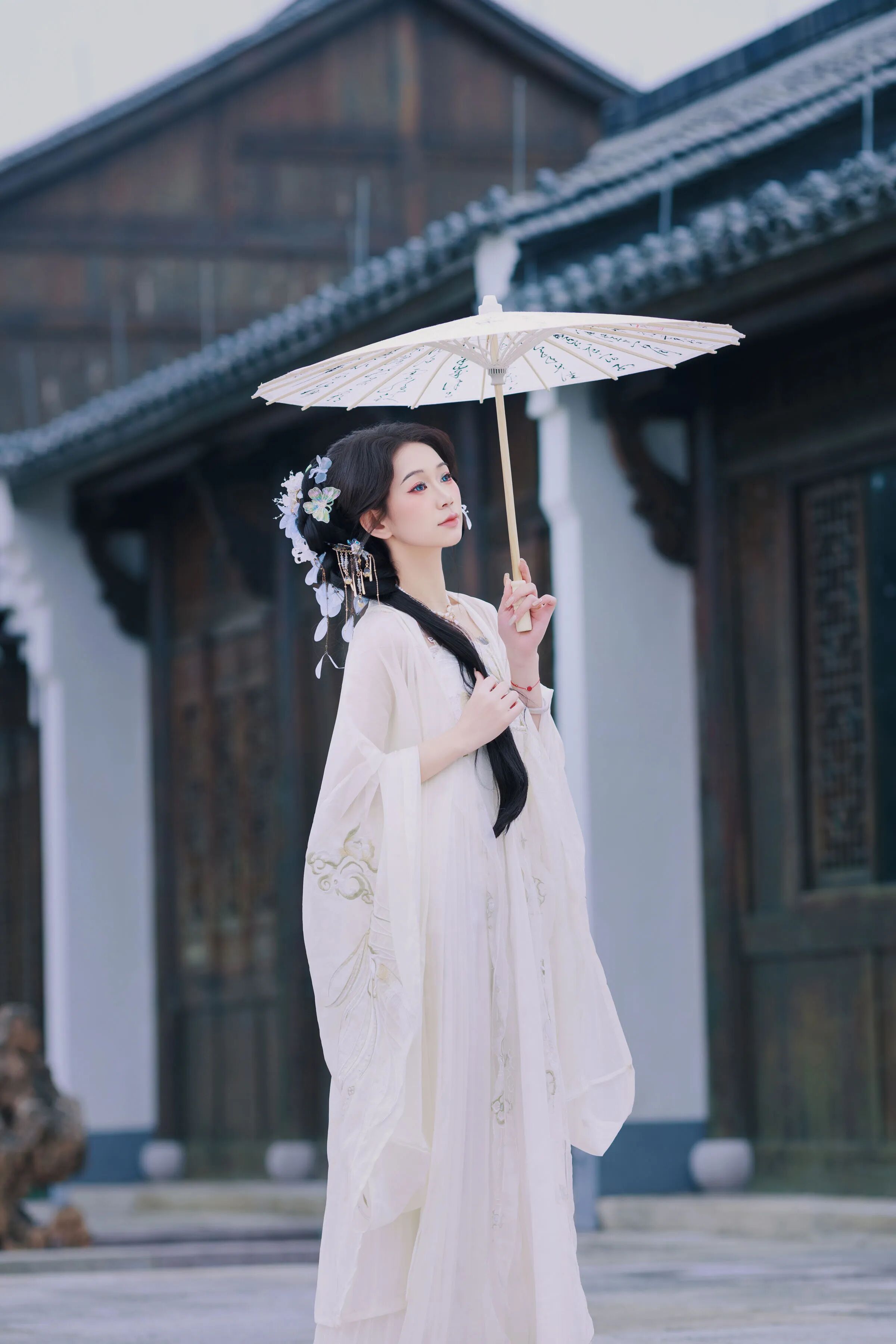 古建庭院｜白色汉服油纸伞拍出清冷温婉国风 - 第1张