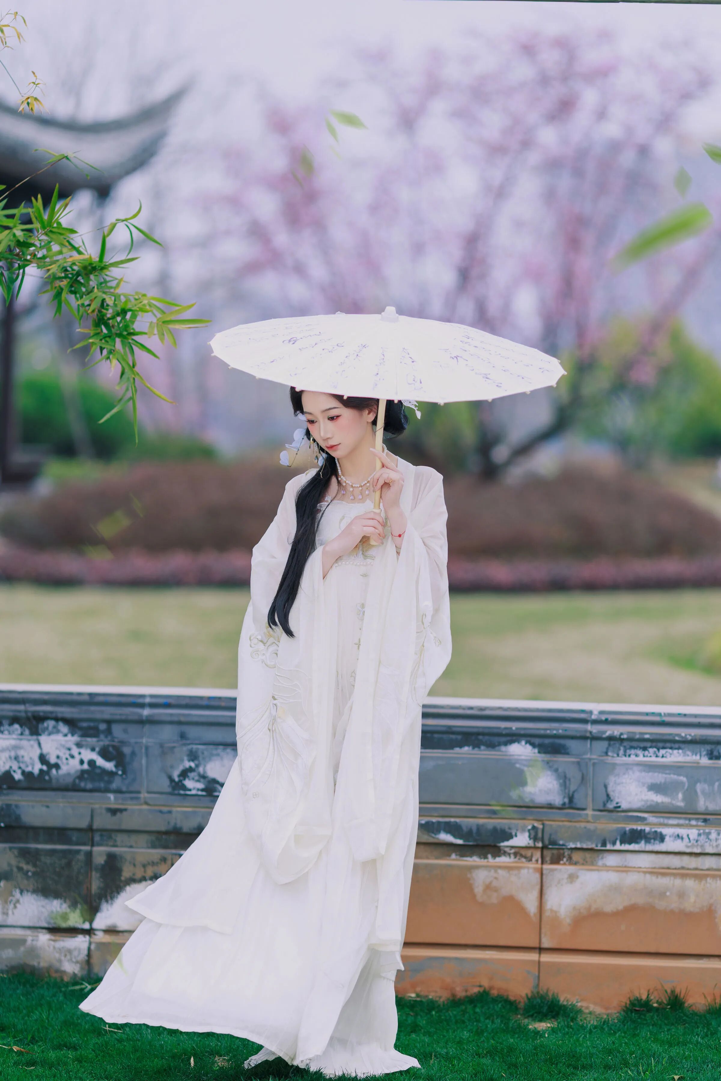 古建庭院｜白色汉服油纸伞拍出清冷温婉国风 - 第4张