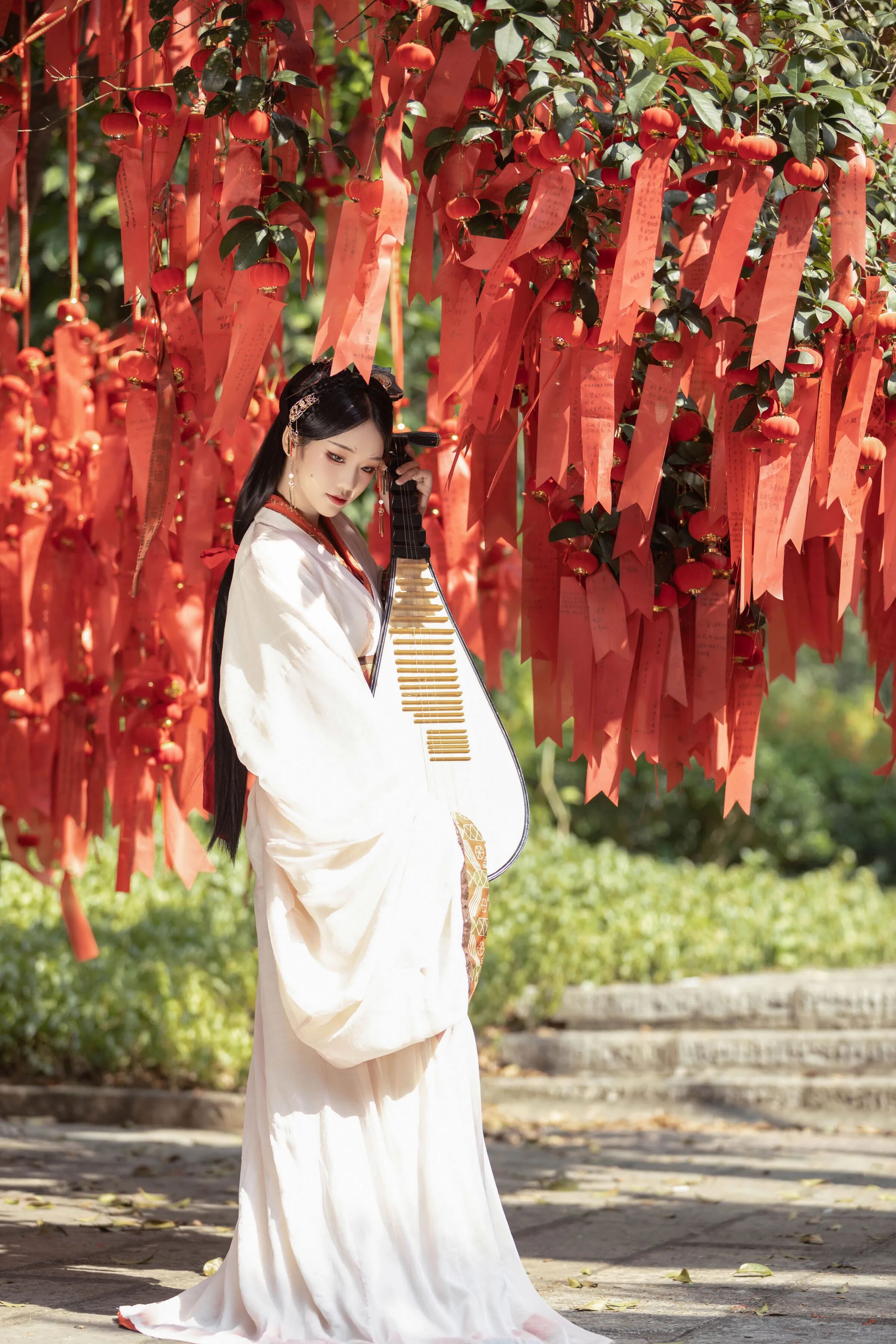 红绸祈福树｜白色汉服琵琶拍出温婉国风感 - 第2张