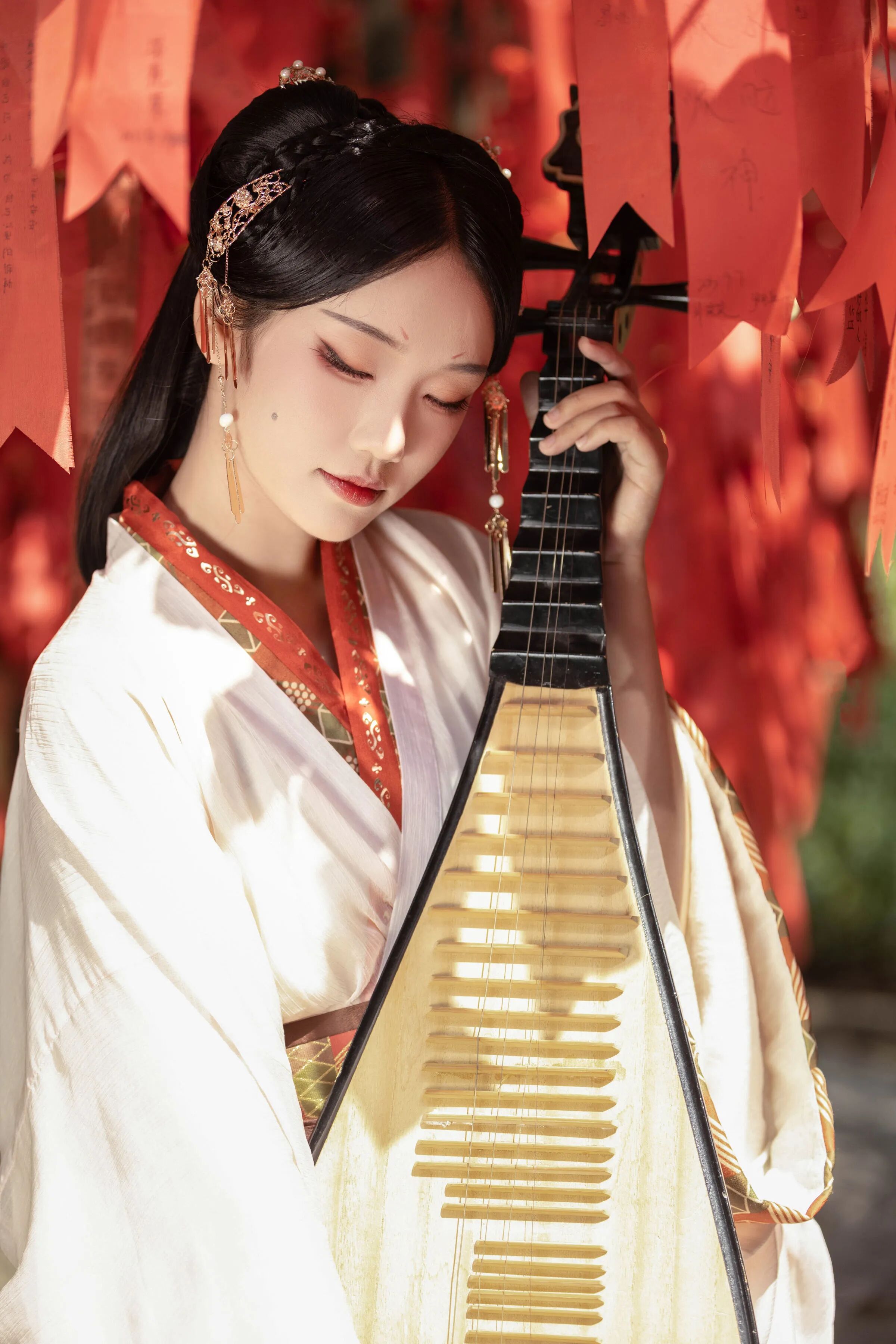 红绸祈福树｜白色汉服琵琶拍出温婉国风感 - 第3张