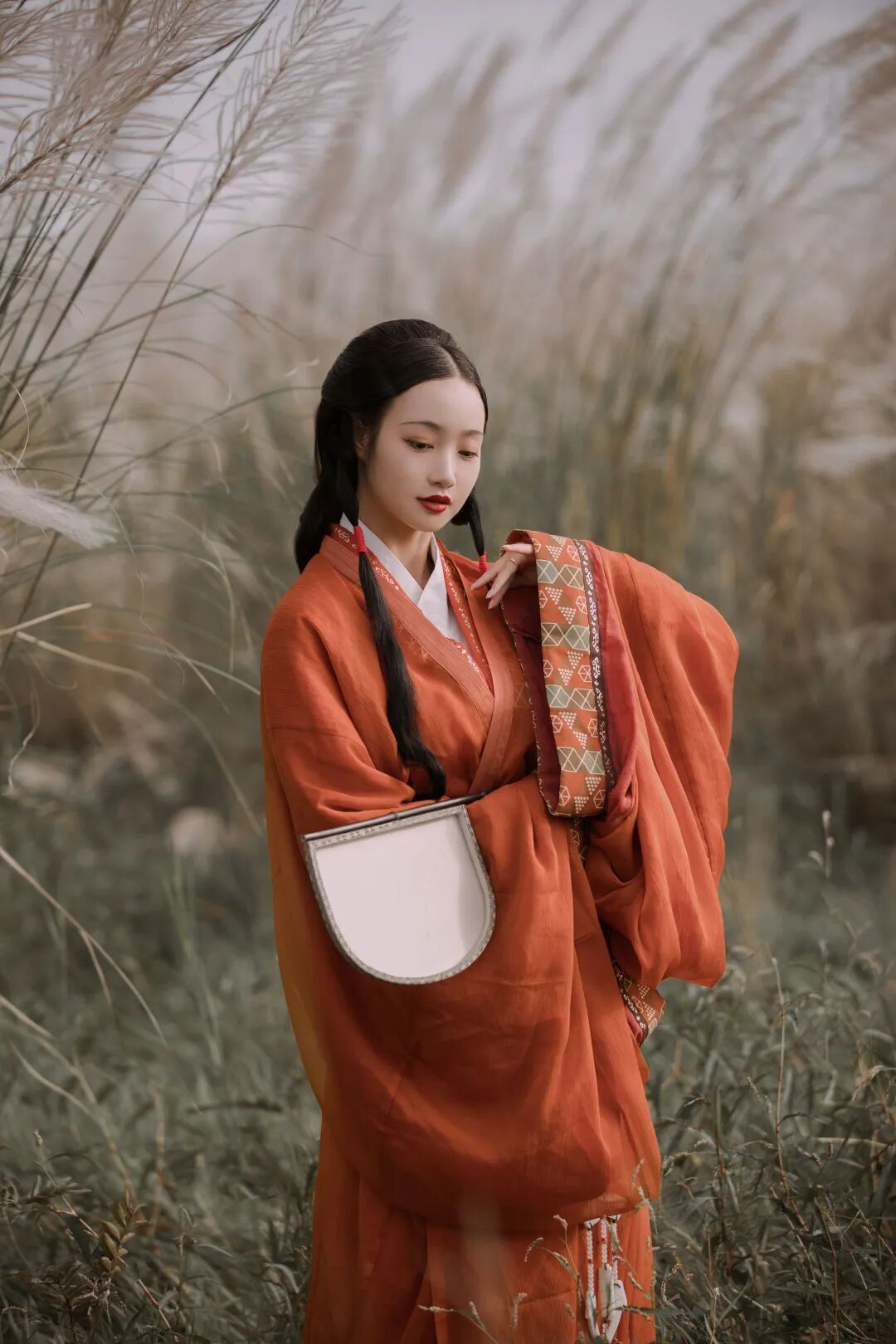 红色战国袍+便面扇,在芦苇荡里拍出清冷古风感 - 第1张 - 汉服颂 红色战国袍+便面扇,在芦苇荡里拍出清冷古风感 - 第1张