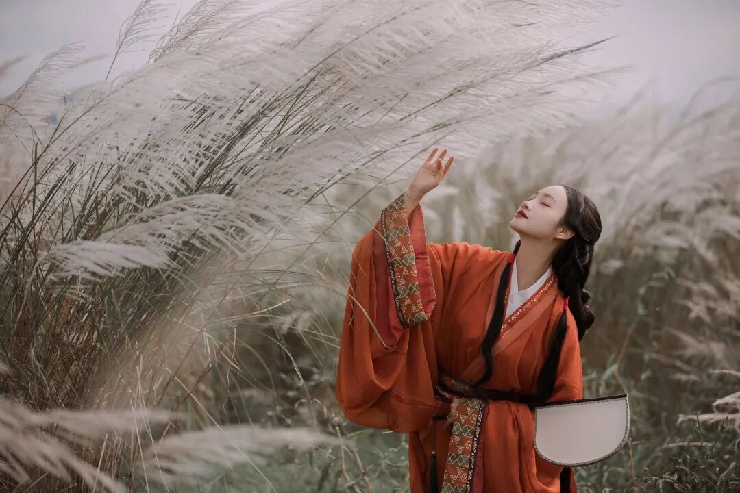 红色战国袍+便面扇,在芦苇荡里拍出清冷古风感 - 第2张 - 汉服颂 红色战国袍+便面扇,在芦苇荡里拍出清冷古风感 - 第2张