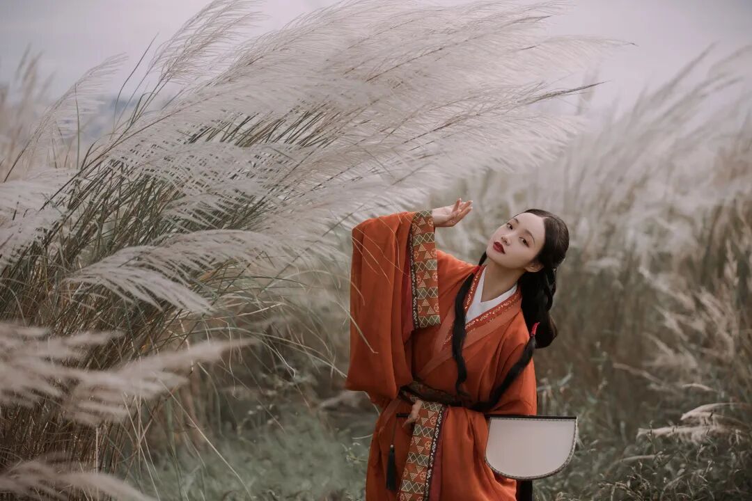 红色战国袍+便面扇,在芦苇荡里拍出清冷古风感 - 第3张 - 汉服颂 红色战国袍+便面扇,在芦苇荡里拍出清冷古风感 - 第3张