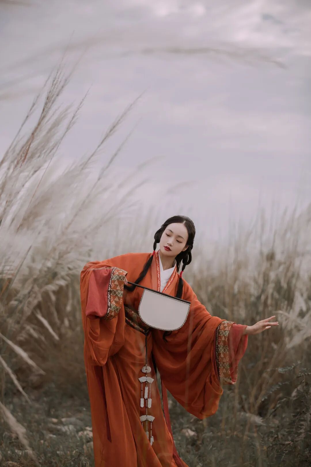 红色战国袍+便面扇,在芦苇荡里拍出清冷古风感 - 第5张 - 汉服颂 红色战国袍+便面扇,在芦苇荡里拍出清冷古风感 - 第5张