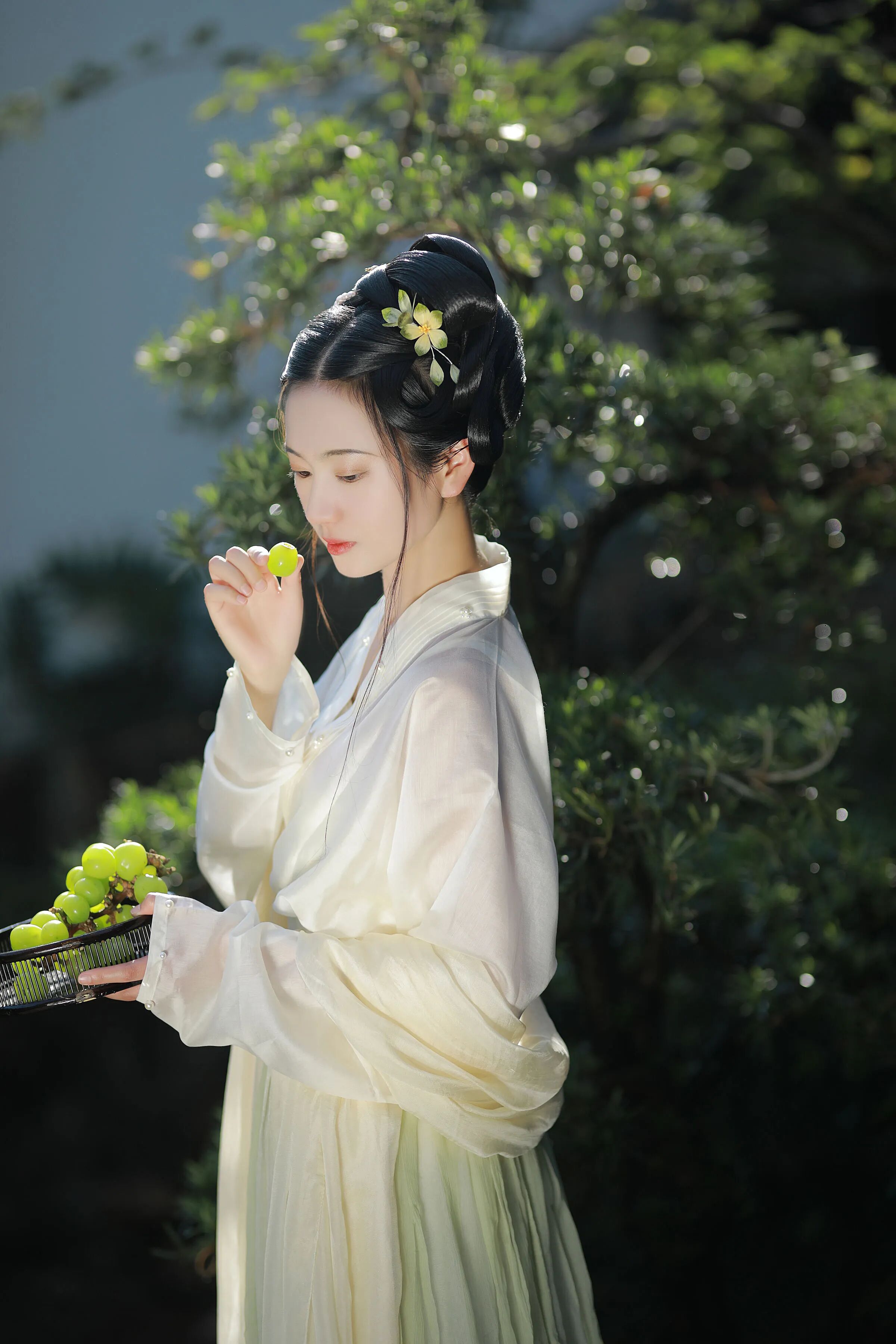 江南庭院|素白纱衣青提果篮拍出清透新中式 - 第2张 - 汉服颂 江南庭院|素白纱衣青提果篮拍出清透新中式 - 第2张