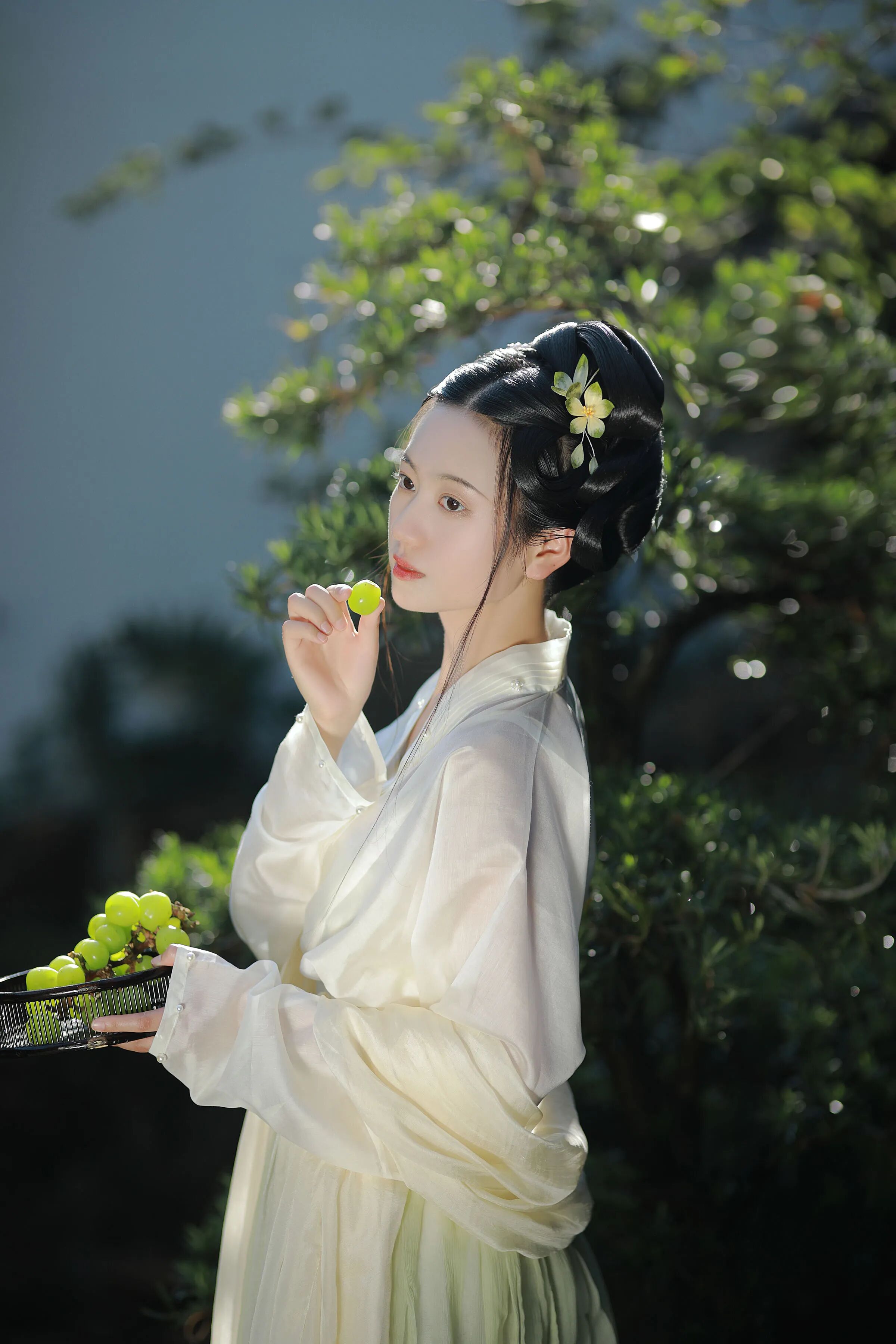 江南庭院|素白纱衣青提果篮拍出清透新中式 - 第3张 - 汉服颂 江南庭院|素白纱衣青提果篮拍出清透新中式 - 第3张