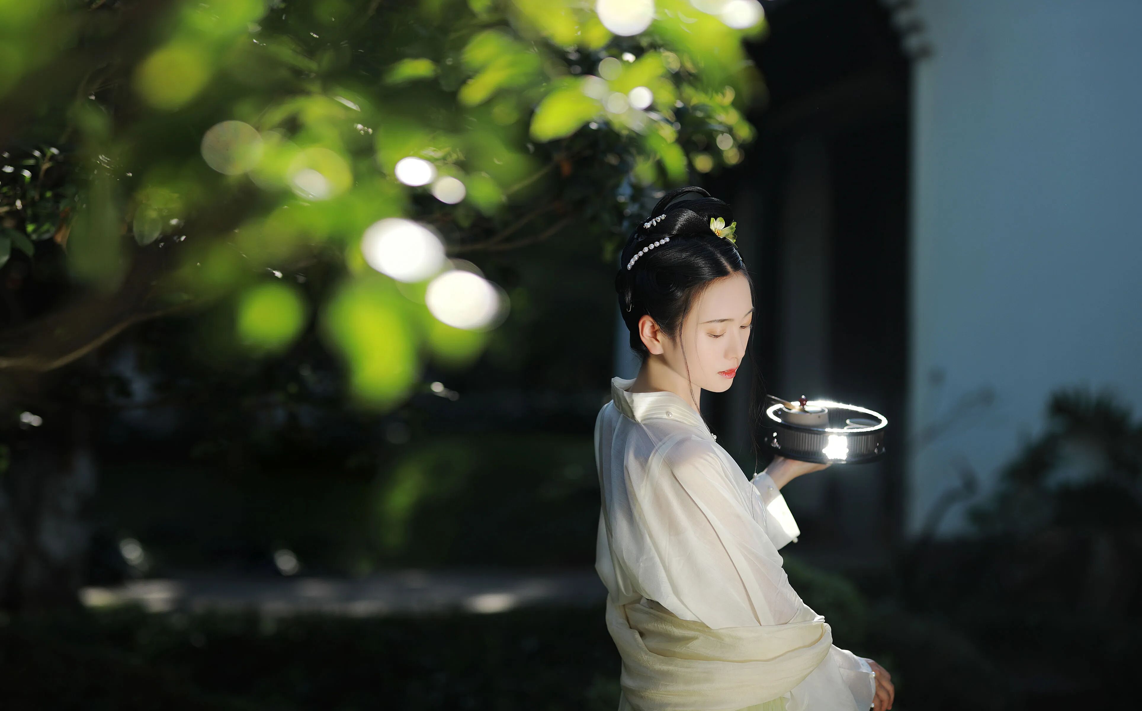 江南庭院|素白纱衣青提果篮拍出清透新中式 - 第4张 - 汉服颂 江南庭院|素白纱衣青提果篮拍出清透新中式 - 第4张