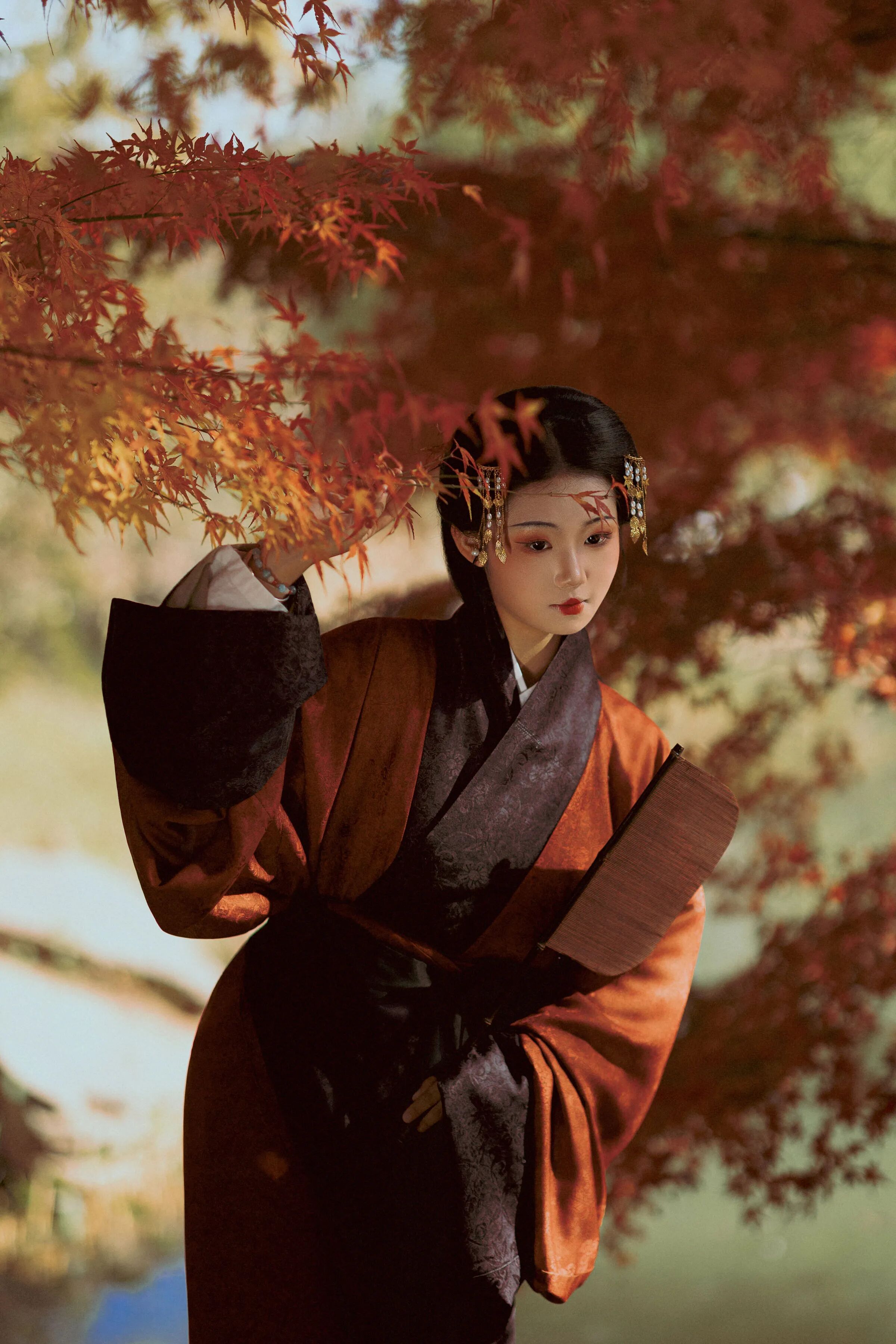枫叶湖畔|橙红汉服竹扇拍出秋日古韵 - 第2张 - 汉服颂 枫叶湖畔|橙红汉服竹扇拍出秋日古韵 - 第2张