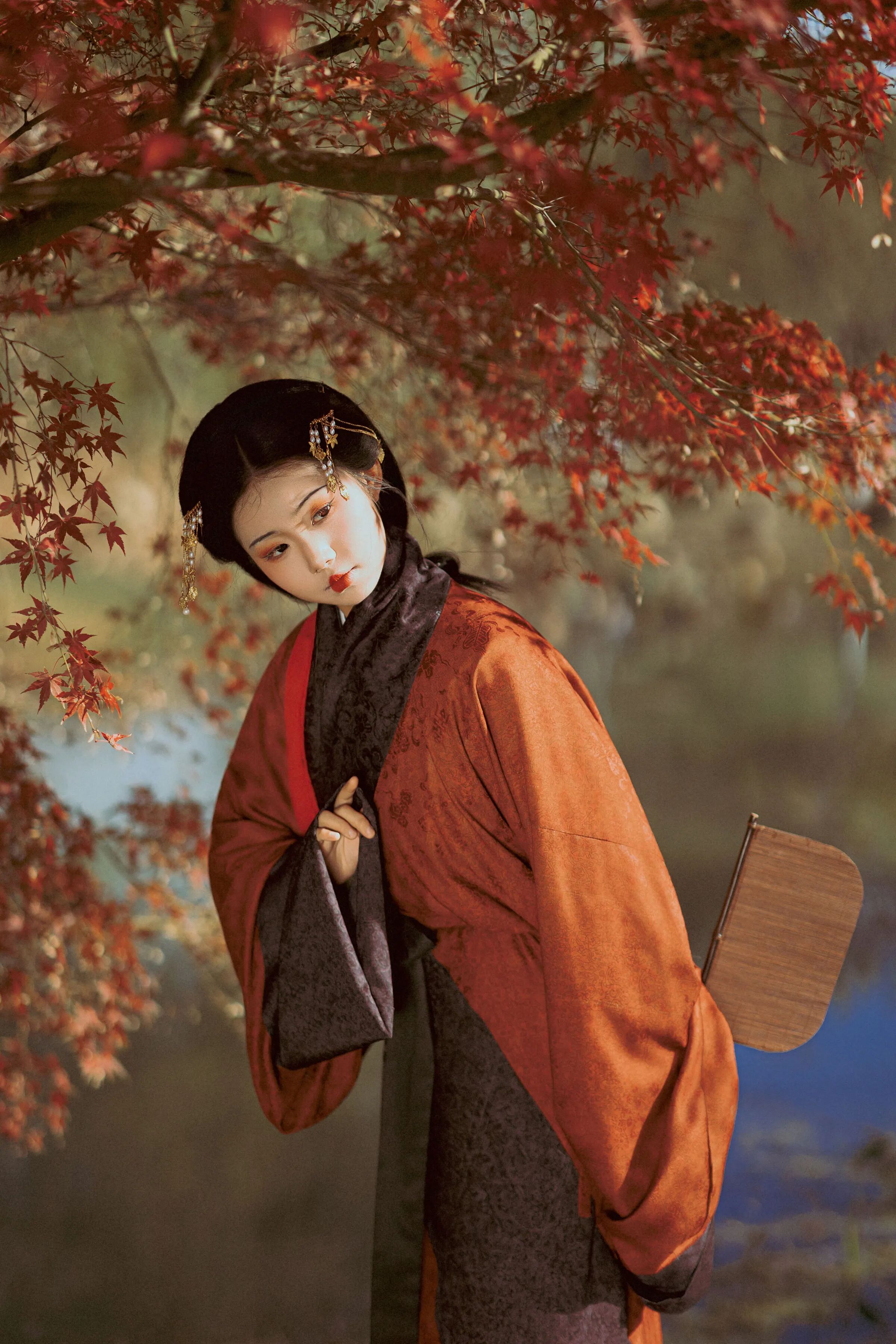 枫叶湖畔|橙红汉服竹扇拍出秋日古韵 - 第5张 - 汉服颂 枫叶湖畔|橙红汉服竹扇拍出秋日古韵 - 第5张
