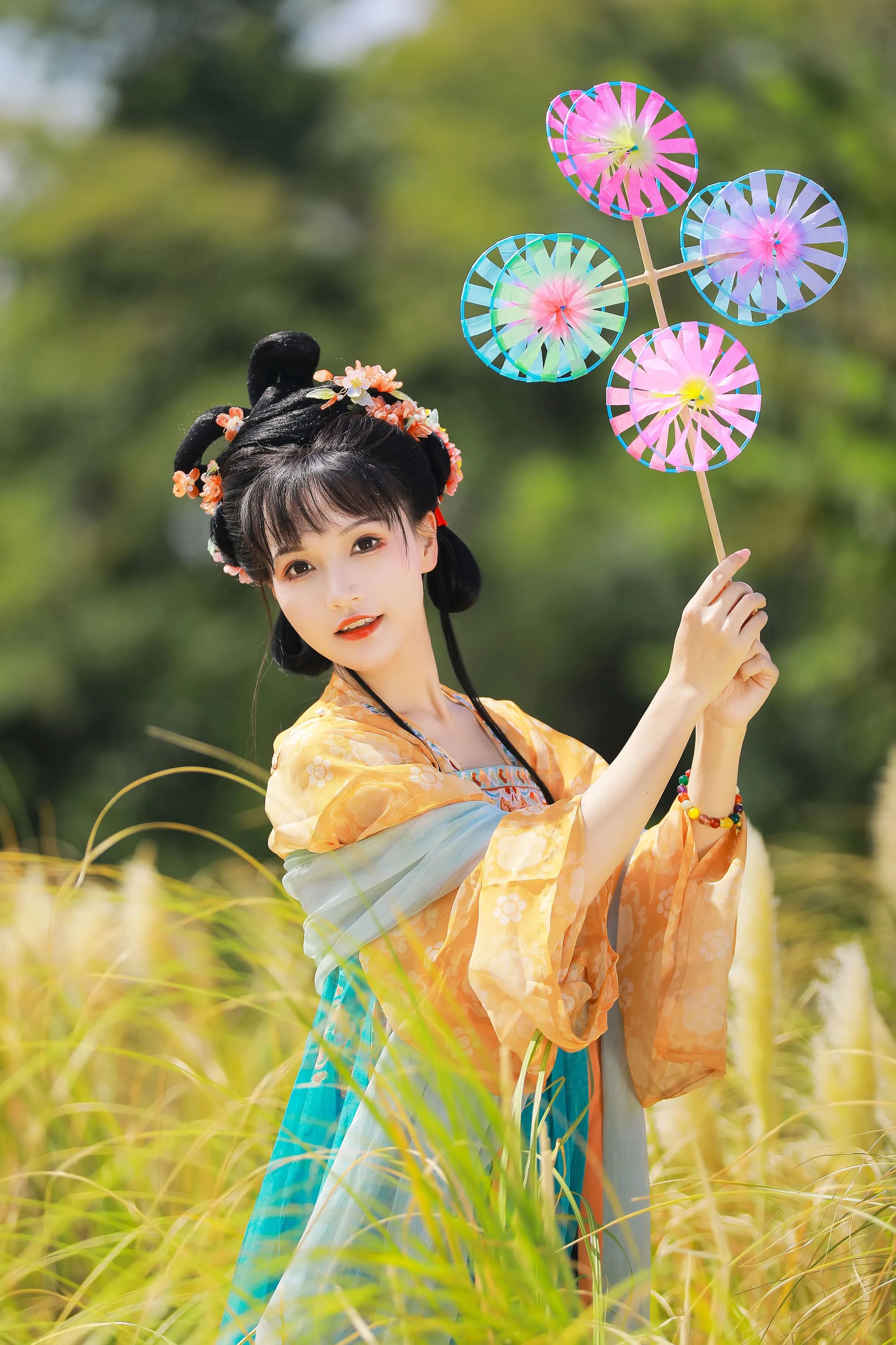 【汉服写真】唐风襦裙配彩色风车,芦苇丛中拍出元气少女感 - 第1张 - 汉服颂 【汉服写真】唐风襦裙配彩色风车,芦苇丛中拍出元气少女感 - 第1张