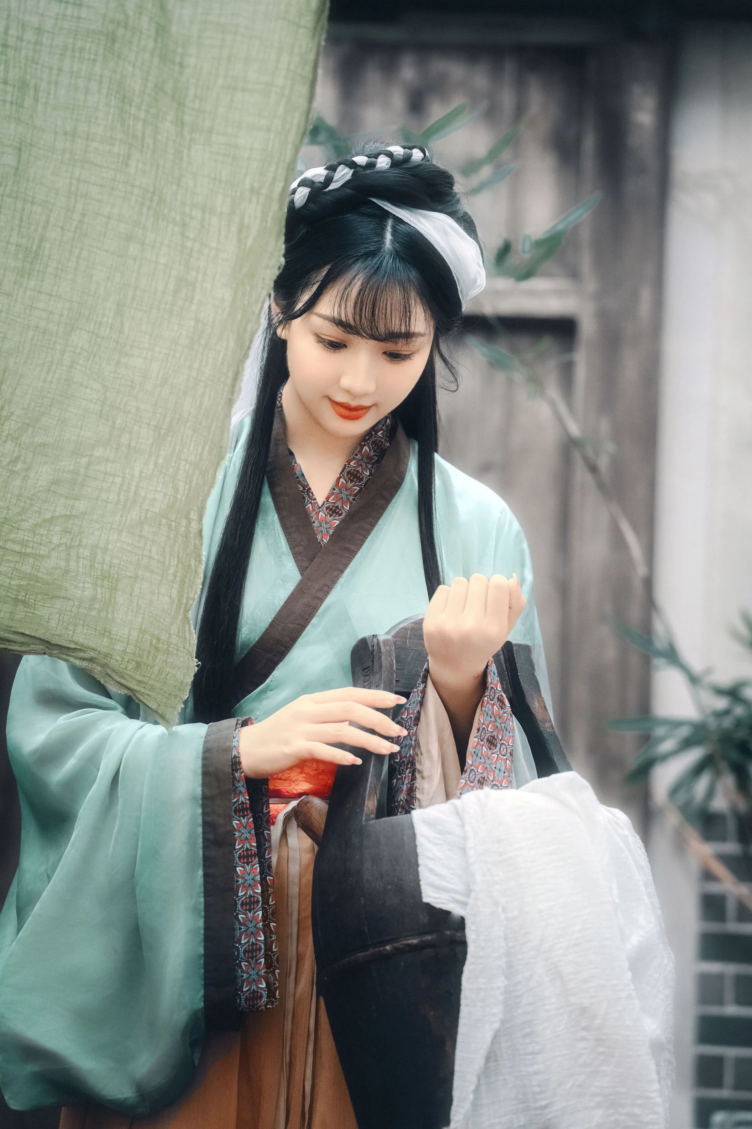 【汉服写真】青绿交领配木桶白布,双人浣纱拍出劳作诗意 - 第1张 - 汉服颂 【汉服写真】青绿交领配木桶白布,双人浣纱拍出劳作诗意 - 第1张