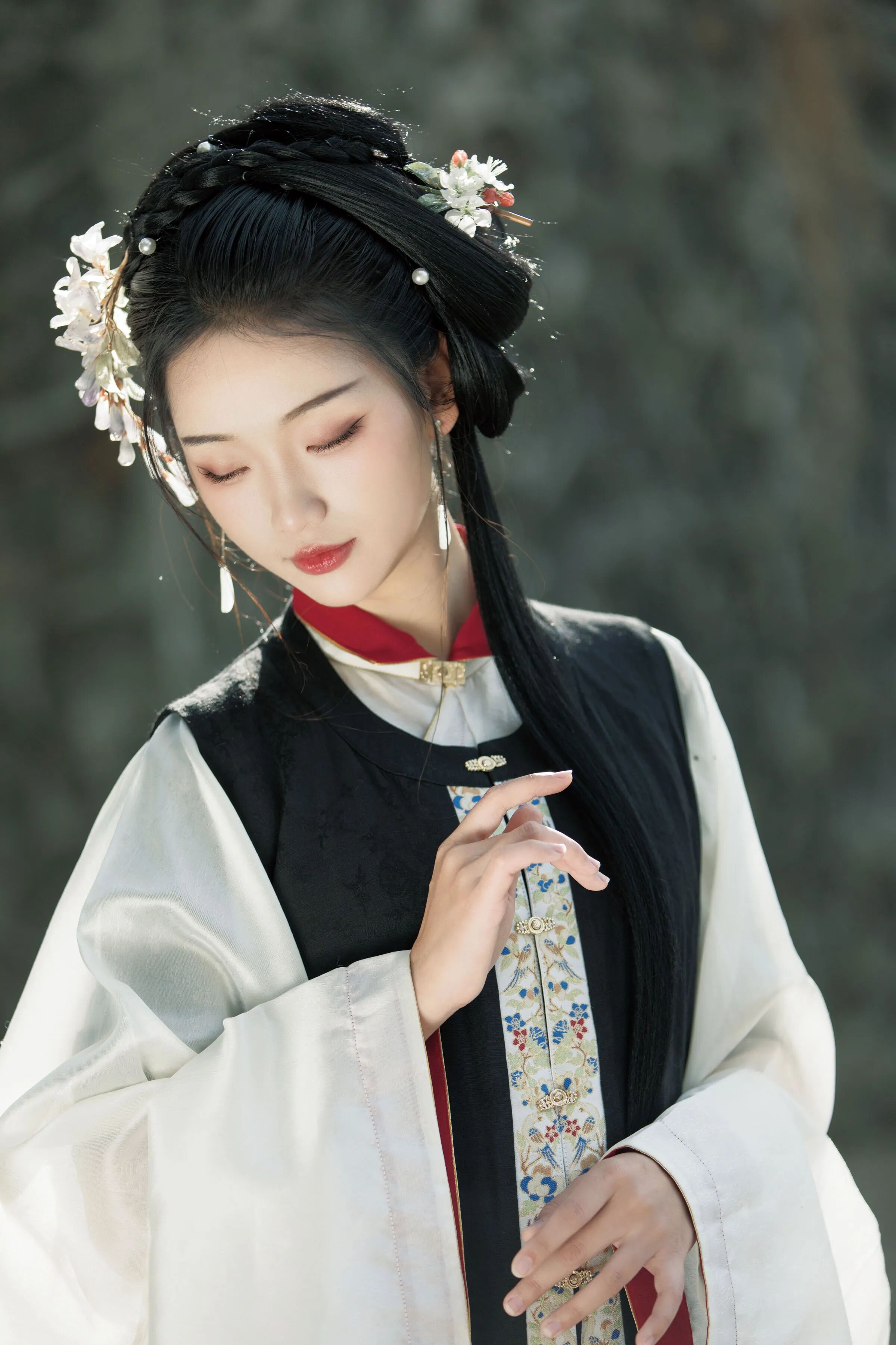 【汉服写真】明制汉服配油纸伞,石墙古桥拍出端庄东方韵味 - 第1张 - 汉服颂 【汉服写真】明制汉服配油纸伞,石墙古桥拍出端庄东方韵味 - 第1张