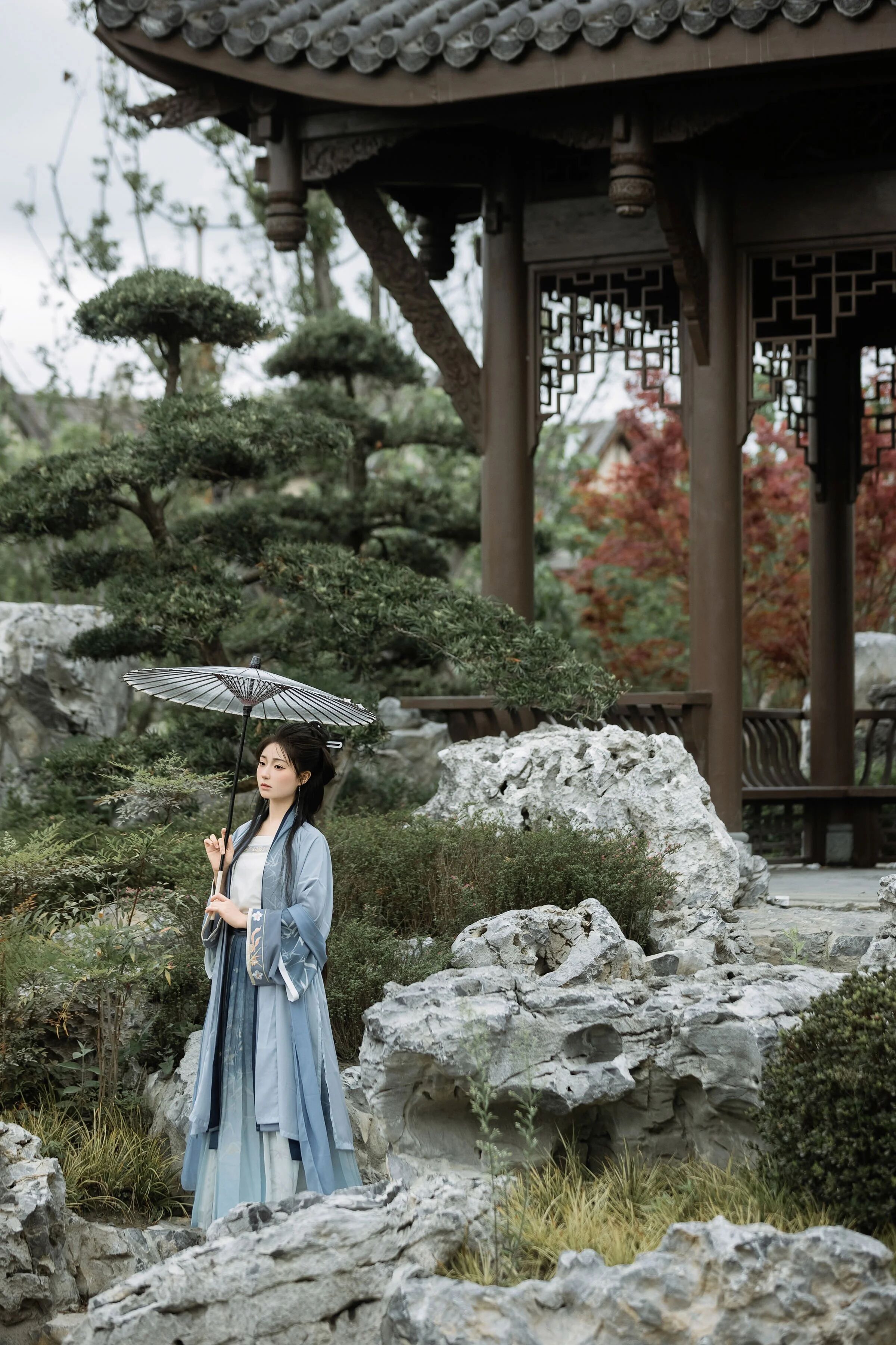 【汉服写真】园林拍汉服背景太乱?油纸伞团扇做深色锚点压住场 - 第1张 - 汉服颂 【汉服写真】园林拍汉服背景太乱?油纸伞团扇做深色锚点压住场 - 第1张