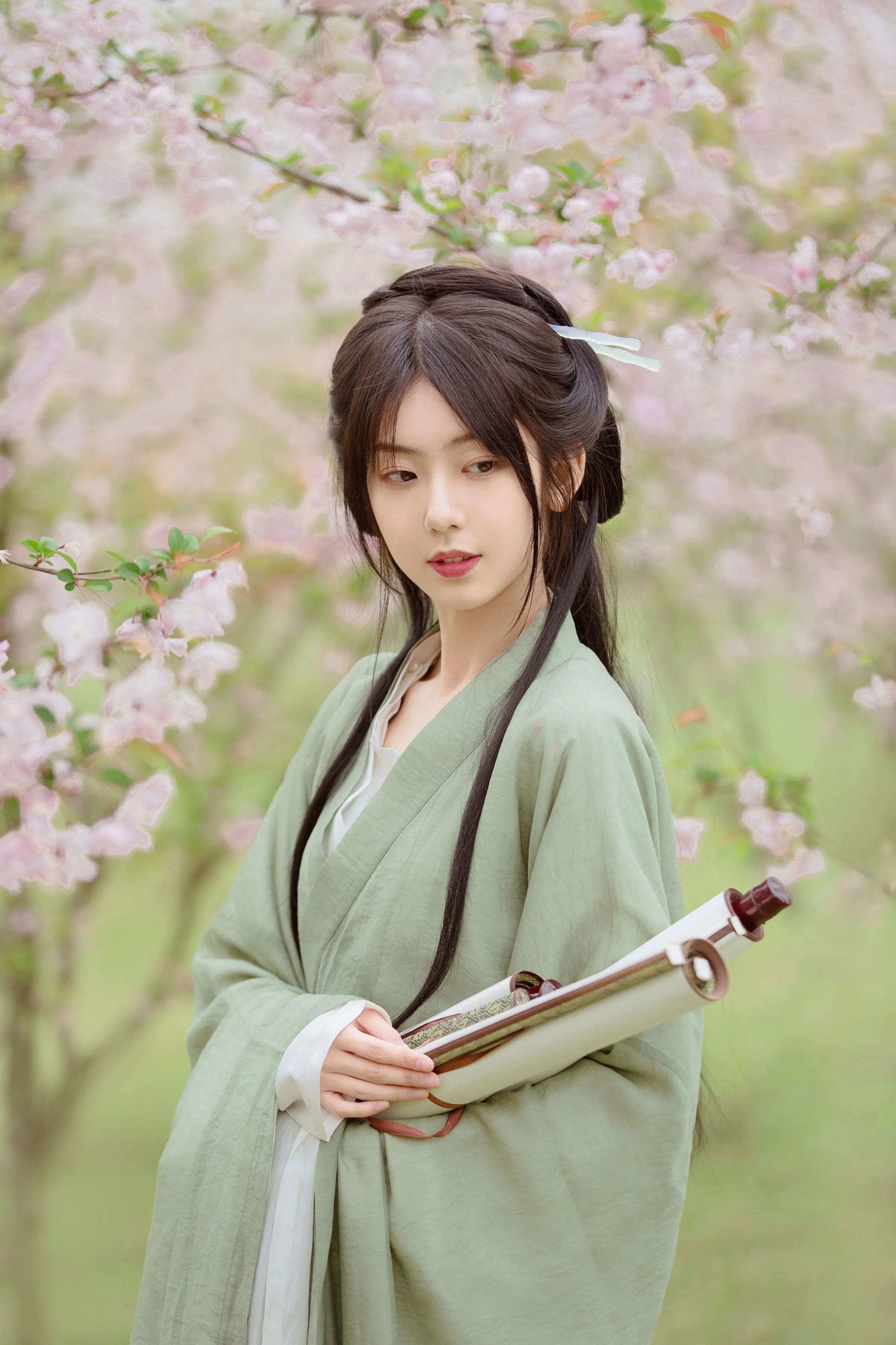 【汉服写真】浅绿交领遇樱花:以魏晋风骨,拍出花海清雅书卷气 - 第1张 - 汉服颂 【汉服写真】浅绿交领遇樱花:以魏晋风骨,拍出花海清雅书卷气 - 第1张