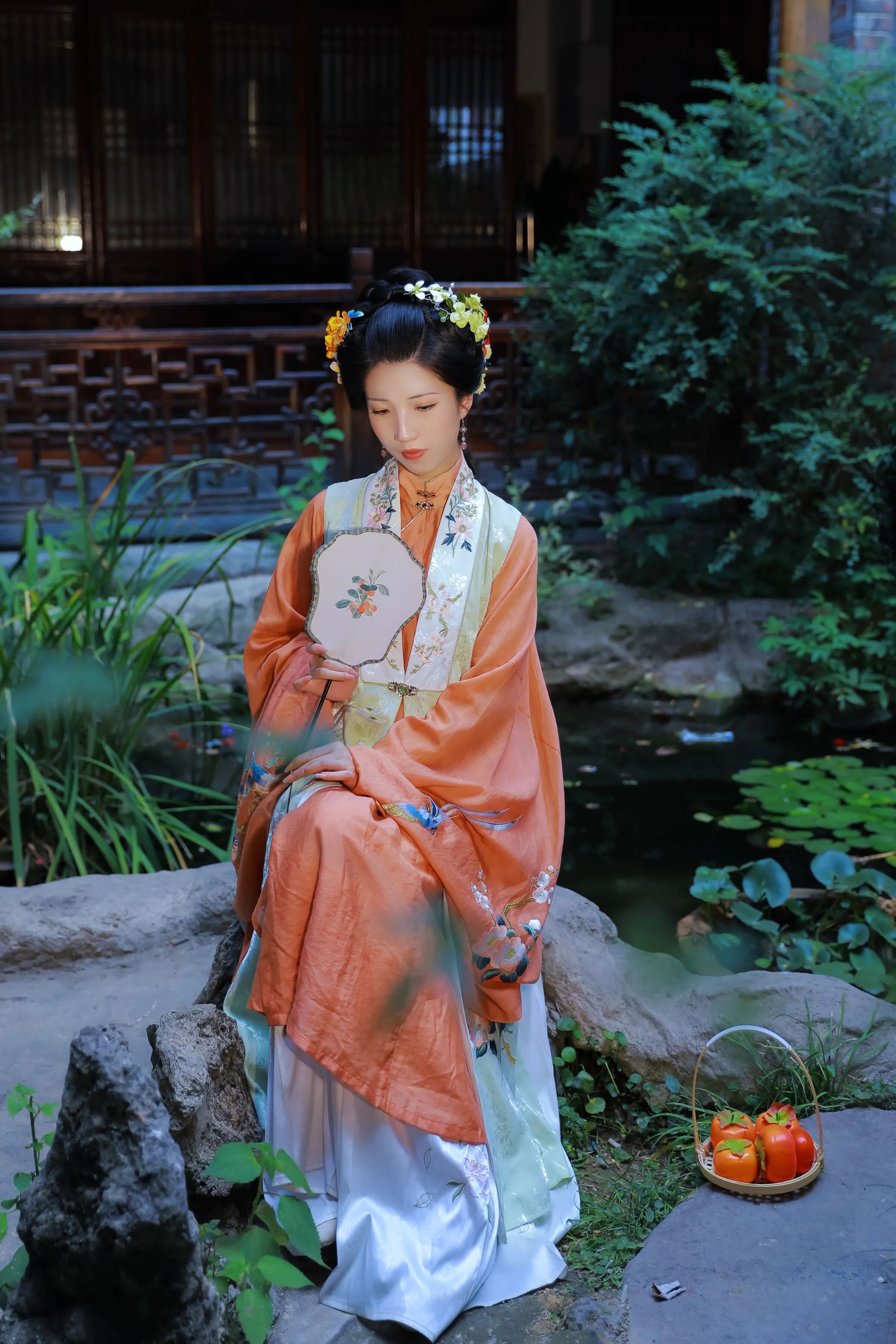 【汉服写真】橘衫提柿坐石畔:园林秋色里,坐姿比立姿更见生活气 - 第1张 - 汉服颂 【汉服写真】橘衫提柿坐石畔:园林秋色里,坐姿比立姿更见生活气 - 第1张