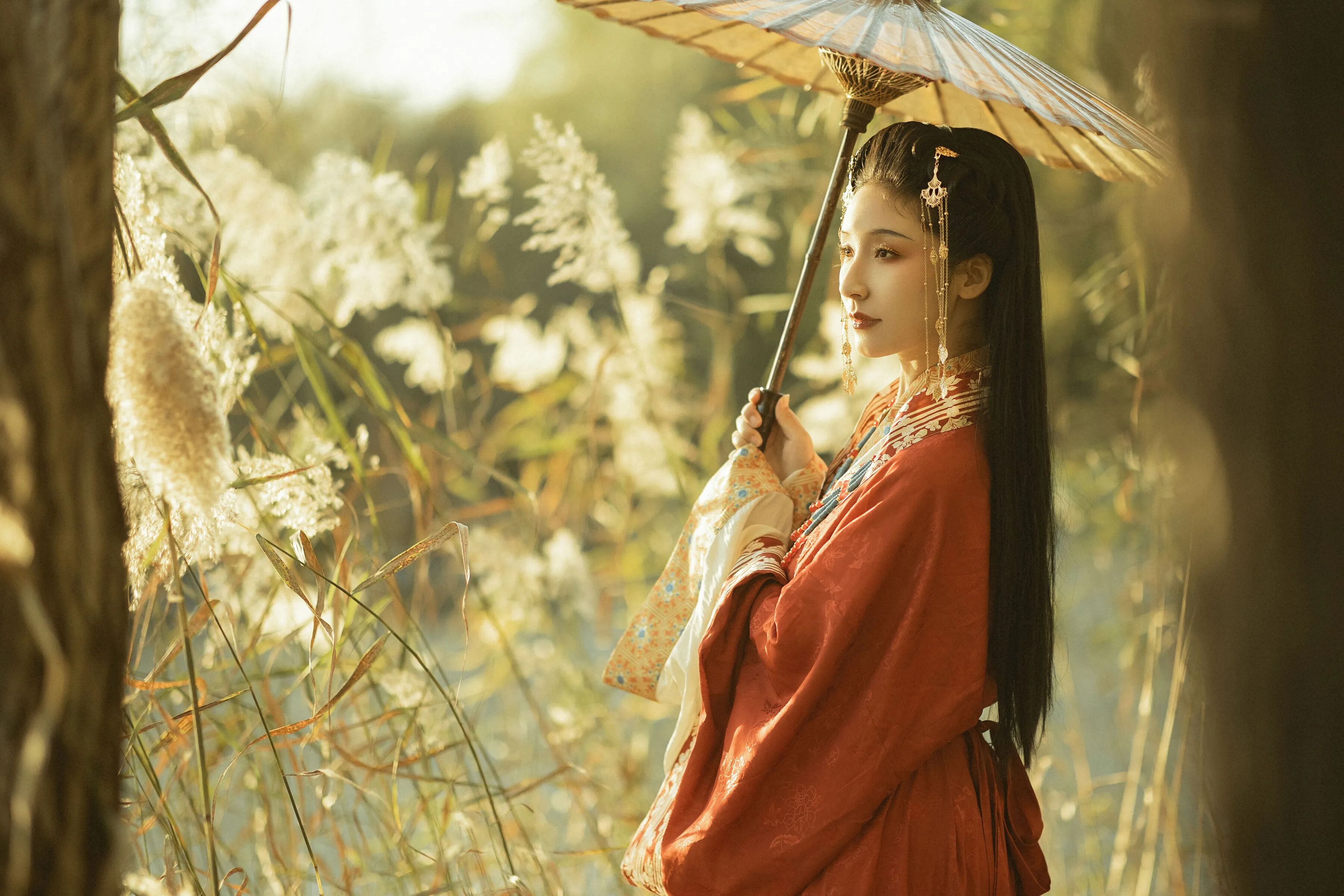 【汉服写真】枣红汉服过芦苇荡:油纸伞斜遮晚照,一袭清冷入湖风 - 第1张 - 汉服颂 【汉服写真】枣红汉服过芦苇荡:油纸伞斜遮晚照,一袭清冷入湖风 - 第1张