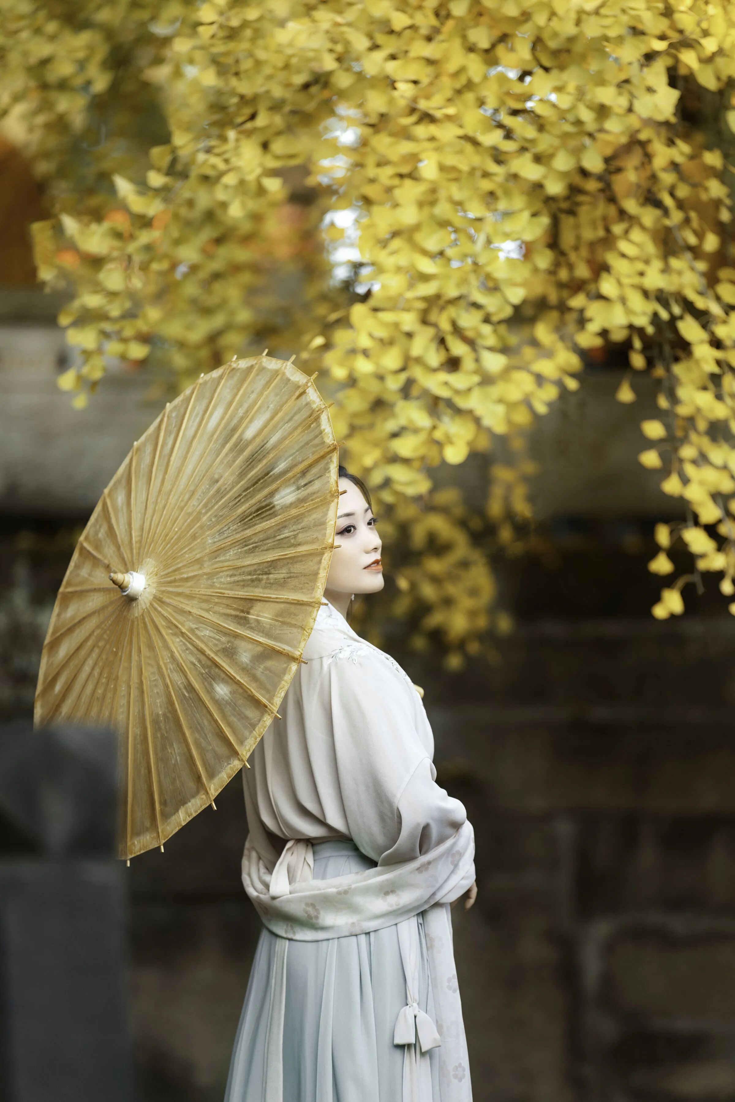 【汉服写真】浅粉渐变入古刹:银杏飞檐下,宋制书卷气落满秋 - 第1张 - 汉服颂 【汉服写真】浅粉渐变入古刹:银杏飞檐下,宋制书卷气落满秋 - 第1张
