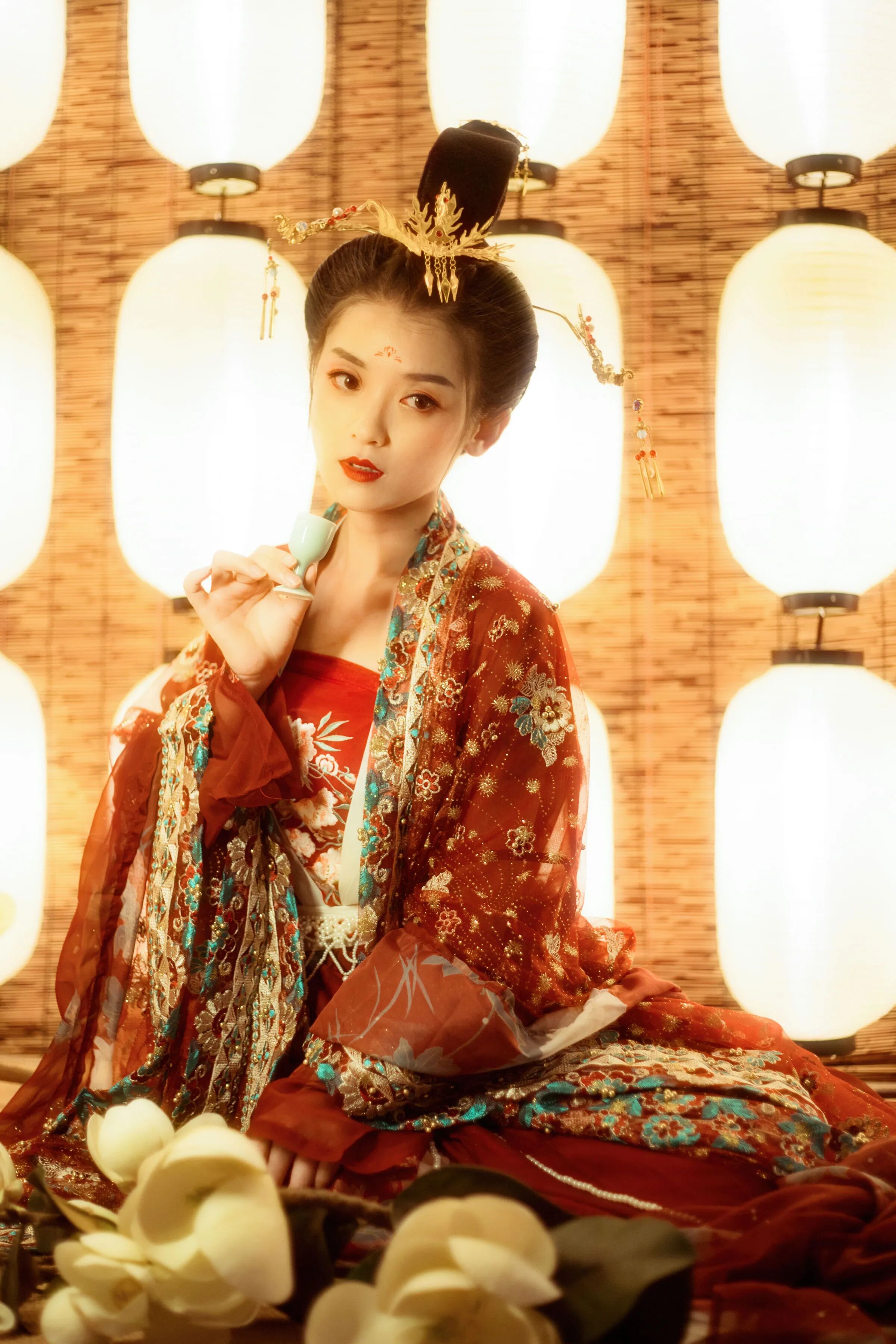红金刺绣唐风汉服+琵琶,暖光灯笼前,拍出华丽古典氛围感 - 第1张 - 汉服颂 红金刺绣唐风汉服+琵琶,暖光灯笼前,拍出华丽古典氛围感 - 第1张