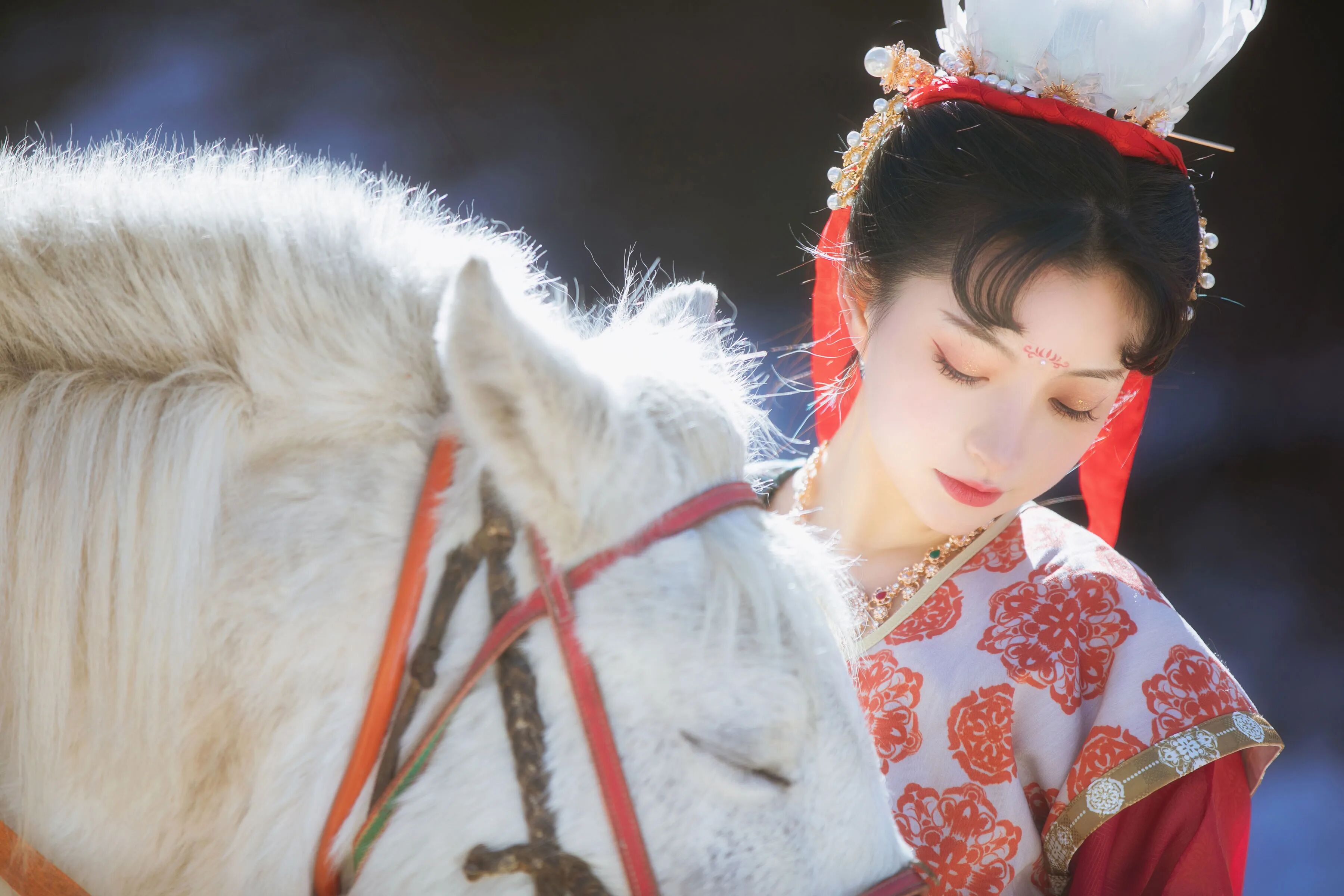【汉服写真】唐制汉服配白马,山水湖畔拍出清冷仙气 - 第1张 - 汉服颂 【汉服写真】唐制汉服配白马,山水湖畔拍出清冷仙气 - 第1张