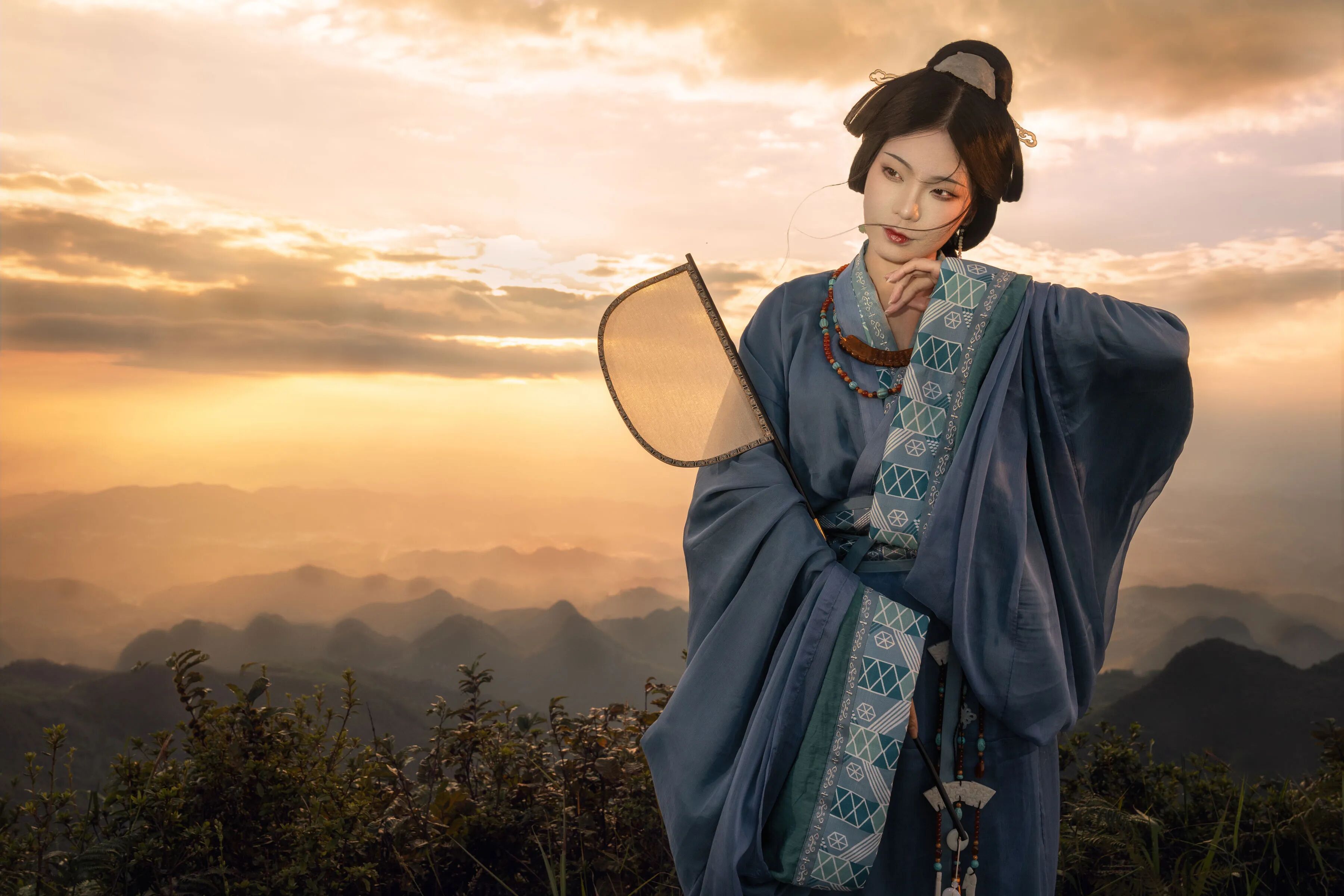 【汉服写真】蓝色战国袍配扇子,山顶日落拍出电影画意 - 第1张 - 汉服颂 【汉服写真】蓝色战国袍配扇子,山顶日落拍出电影画意 - 第1张