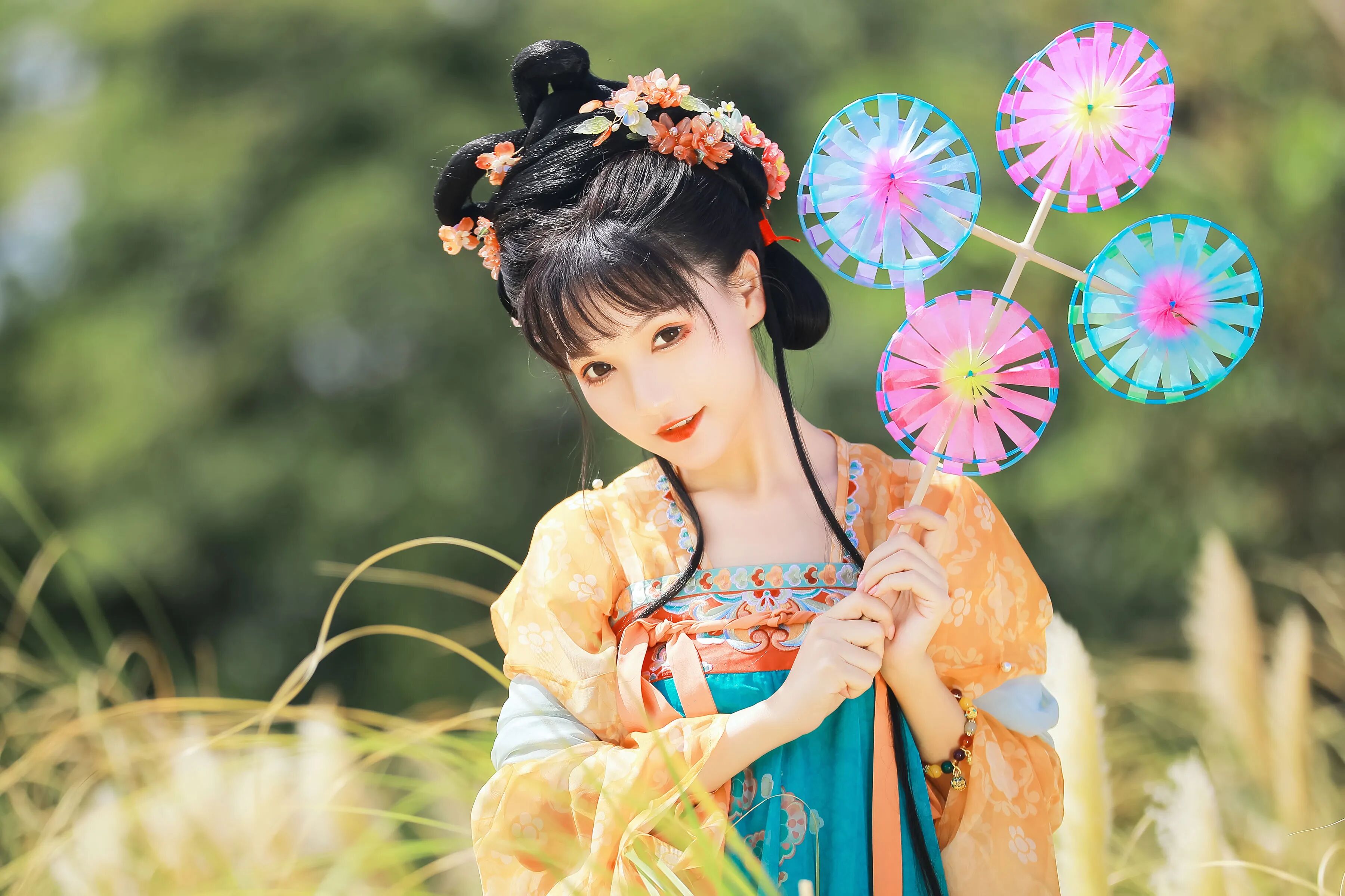 【汉服写真】唐风襦裙配彩色风车,芦苇丛中拍出元气少女感 - 第2张 - 汉服颂 【汉服写真】唐风襦裙配彩色风车,芦苇丛中拍出元气少女感 - 第2张