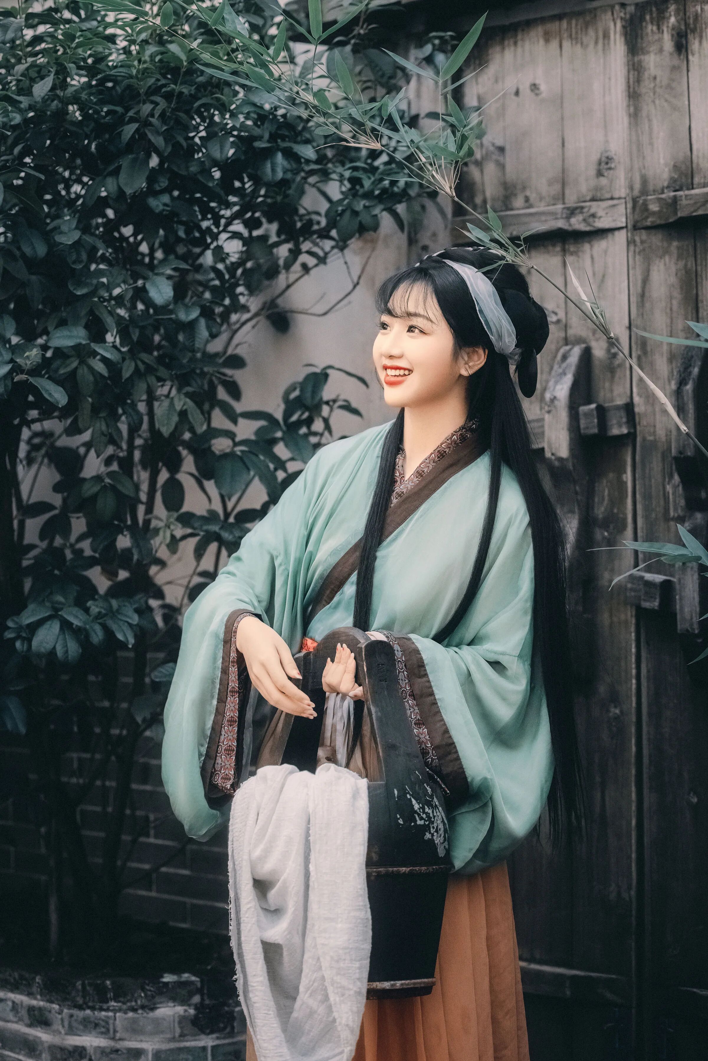 【汉服写真】青绿交领配木桶白布,双人浣纱拍出劳作诗意 - 第2张 - 汉服颂 【汉服写真】青绿交领配木桶白布,双人浣纱拍出劳作诗意 - 第2张
