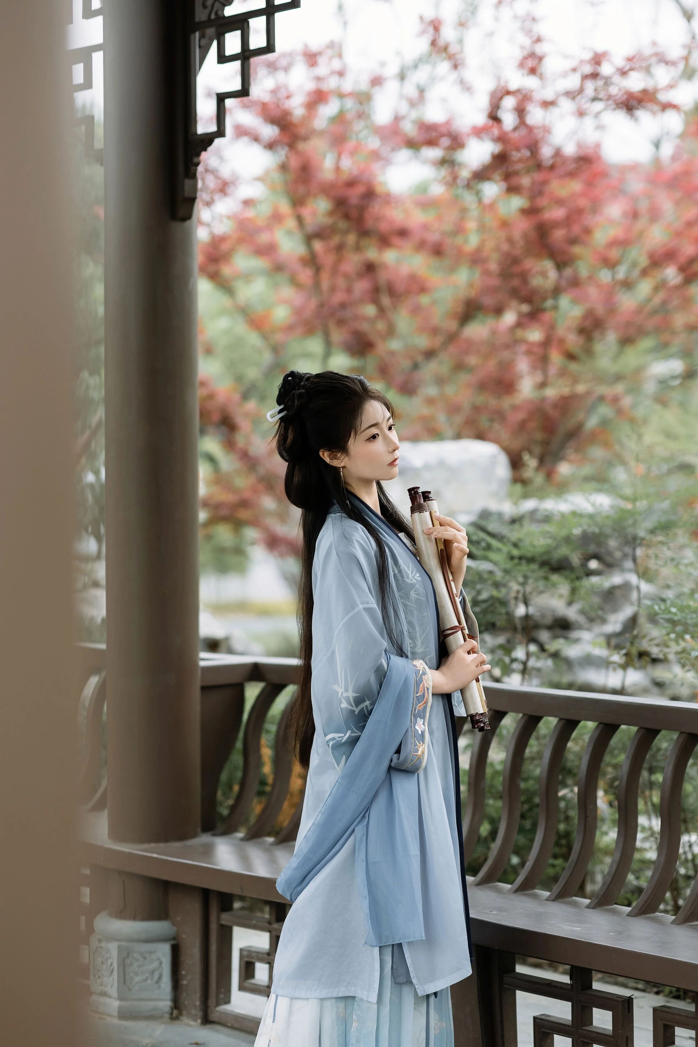 【汉服写真】园林拍汉服背景太乱?油纸伞团扇做深色锚点压住场 - 第2张 - 汉服颂 【汉服写真】园林拍汉服背景太乱?油纸伞团扇做深色锚点压住场 - 第2张