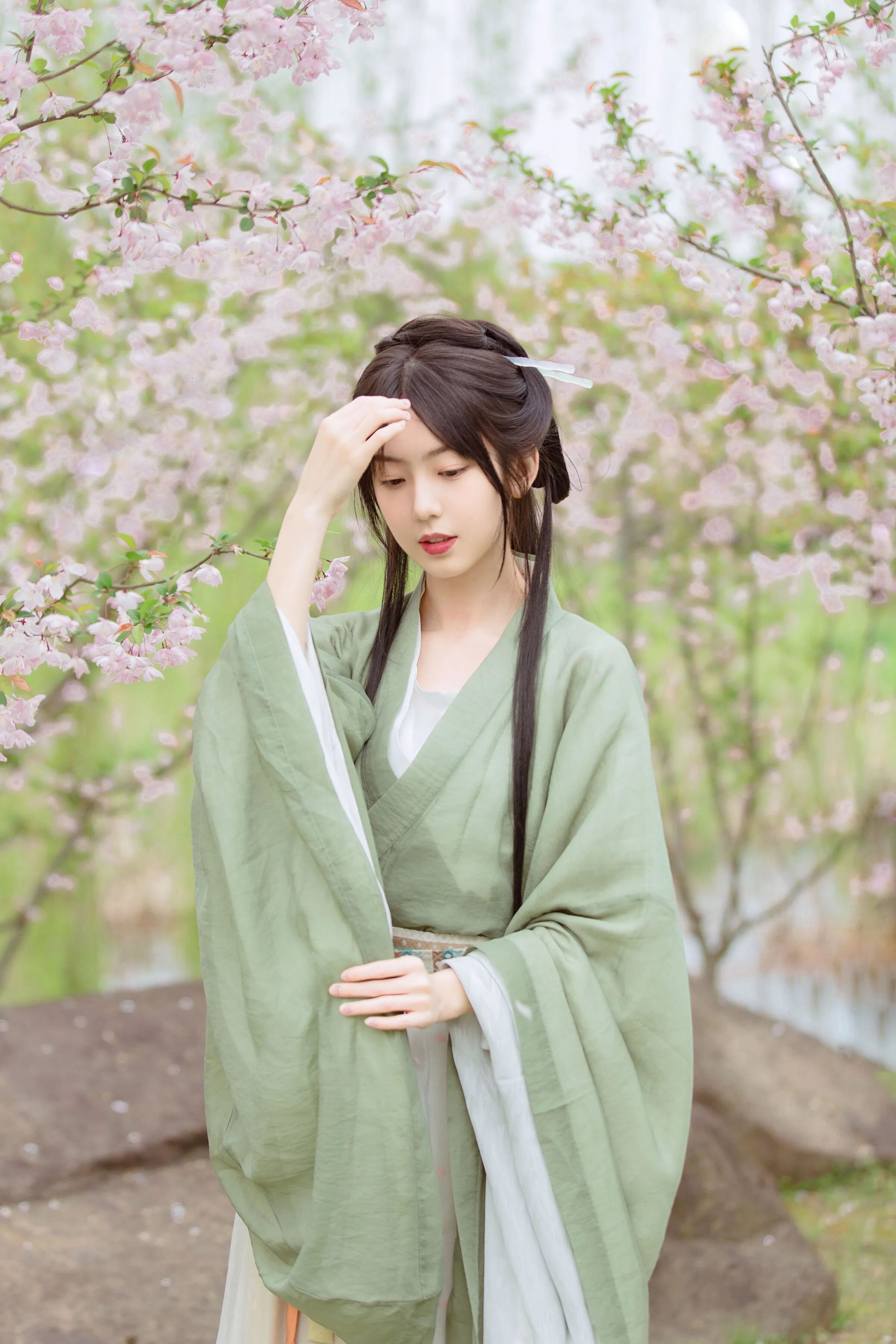【汉服写真】浅绿交领遇樱花:以魏晋风骨,拍出花海清雅书卷气 - 第2张 - 汉服颂 【汉服写真】浅绿交领遇樱花:以魏晋风骨,拍出花海清雅书卷气 - 第2张