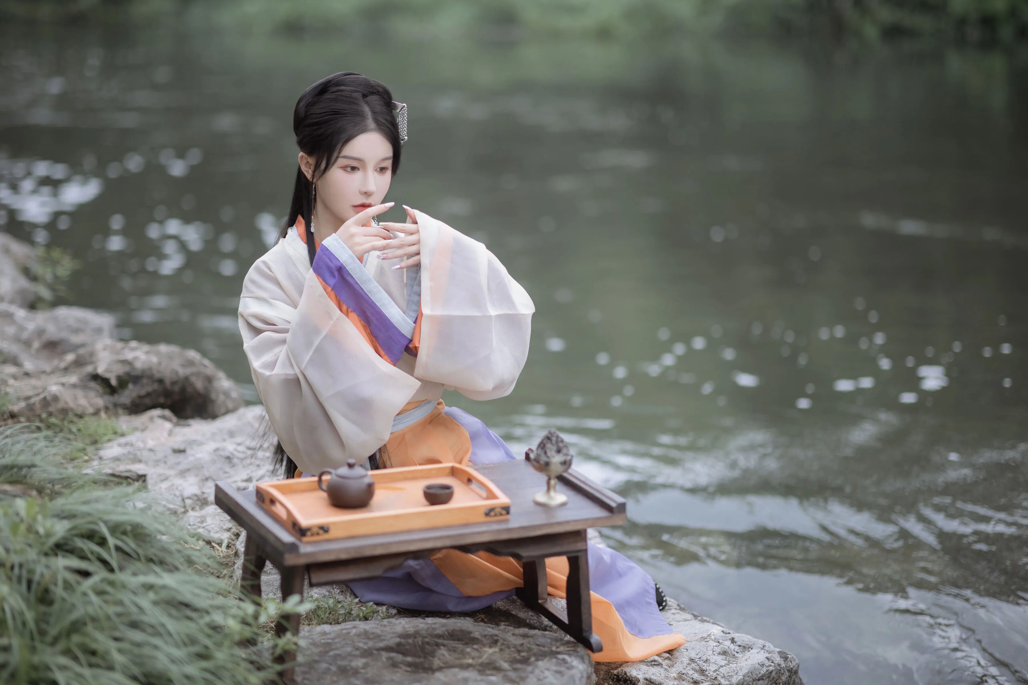 溪边拍汉服别只拍站姿,坐下来才更有画面韵味 - 第2张 - 汉服颂 溪边拍汉服别只拍站姿,坐下来才更有画面韵味 - 第2张