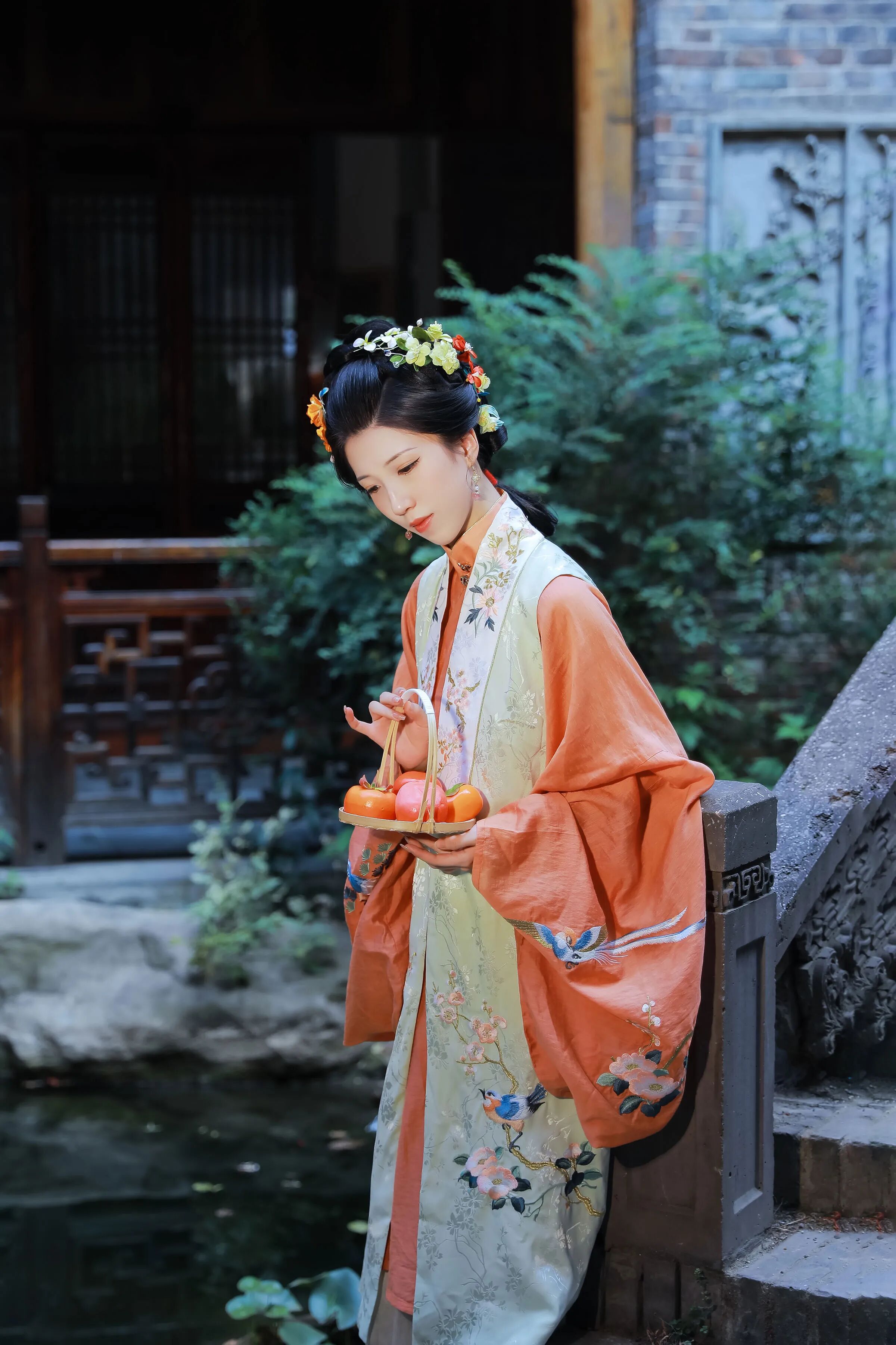 【汉服写真】橘衫提柿坐石畔:园林秋色里,坐姿比立姿更见生活气 - 第2张 - 汉服颂 【汉服写真】橘衫提柿坐石畔:园林秋色里,坐姿比立姿更见生活气 - 第2张