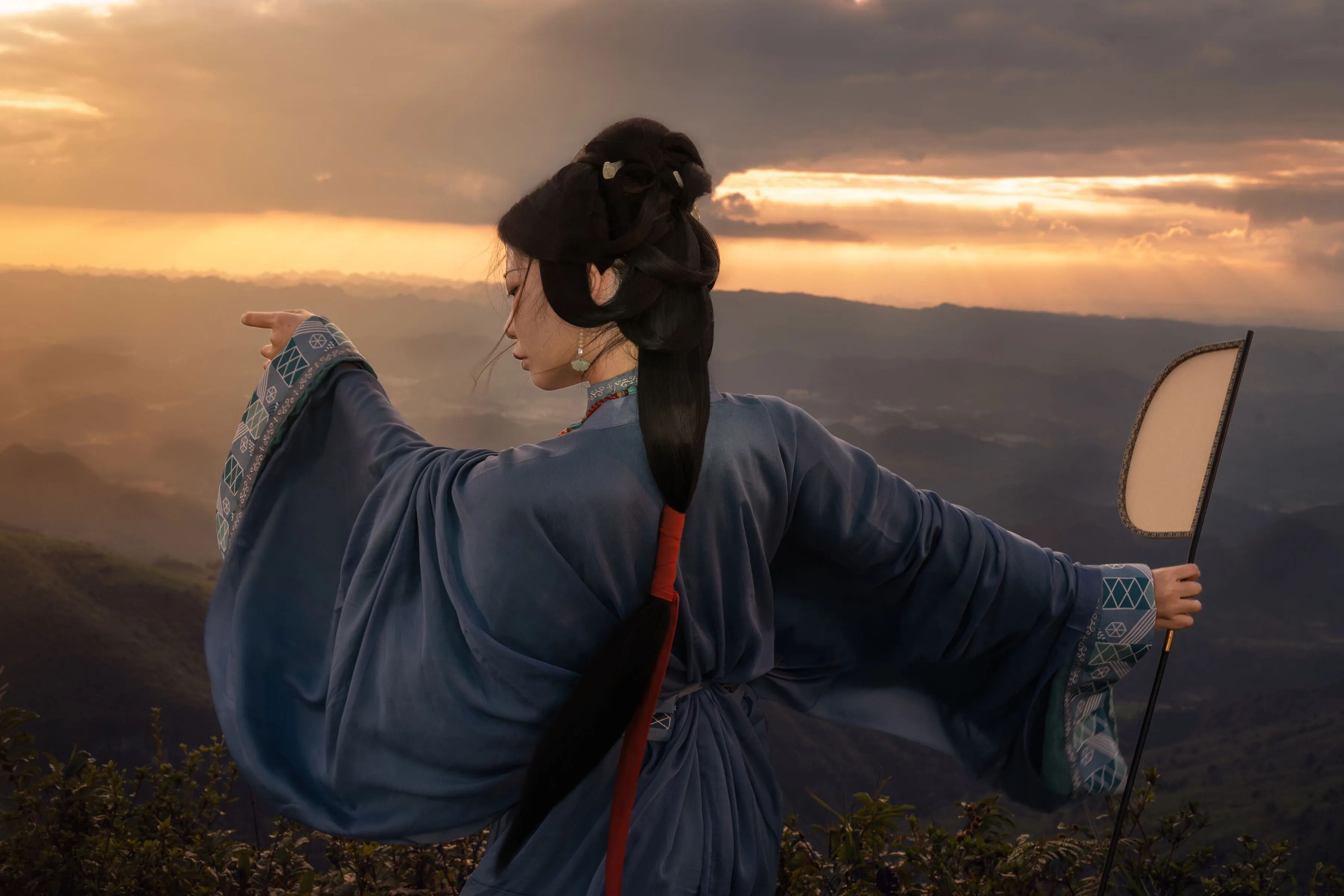 【汉服写真】蓝色战国袍配扇子,山顶日落拍出电影画意 - 第2张 - 汉服颂 【汉服写真】蓝色战国袍配扇子,山顶日落拍出电影画意 - 第2张