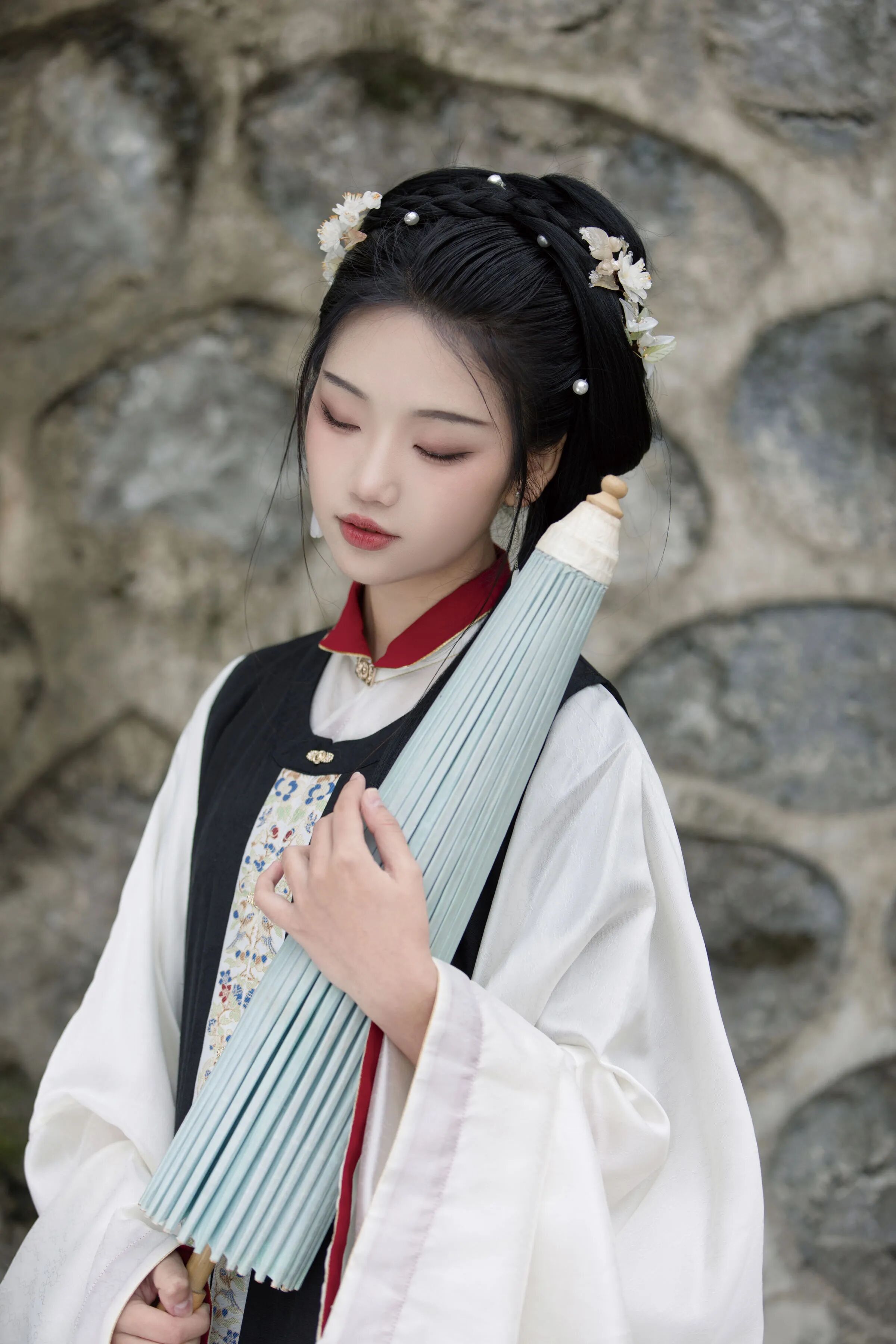 【汉服写真】明制汉服配油纸伞,石墙古桥拍出端庄东方韵味 - 第3张 - 汉服颂 【汉服写真】明制汉服配油纸伞,石墙古桥拍出端庄东方韵味 - 第3张