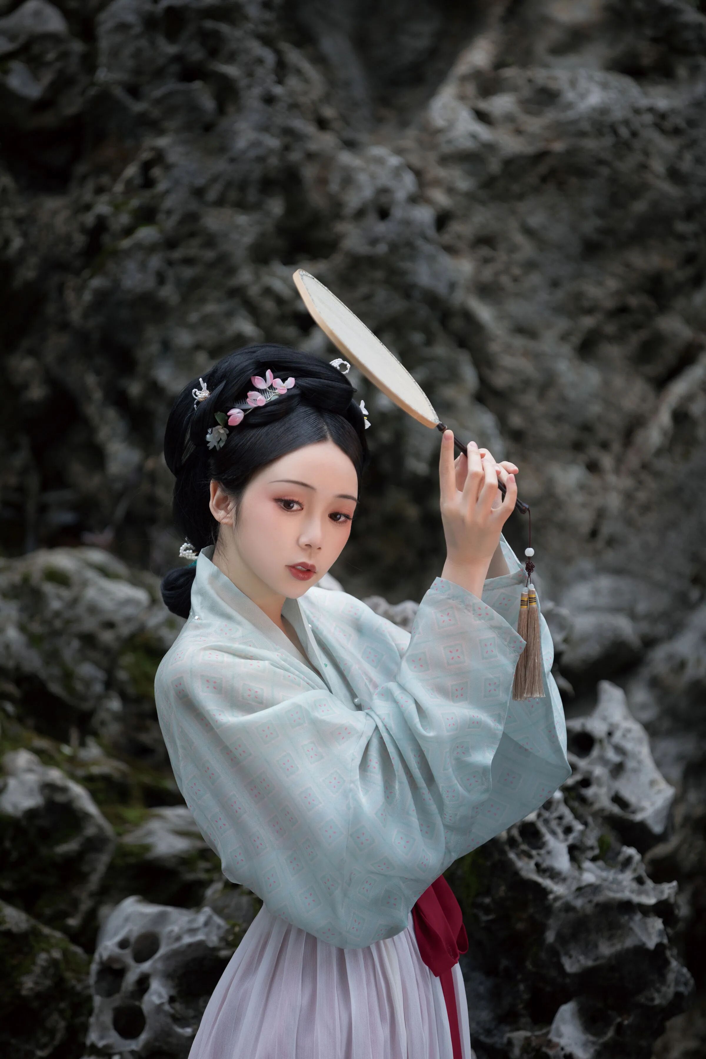 【汉服写真】紫藤花下别只站着,临水石台躺拍出慵懒氛围 - 第3张 - 汉服颂 【汉服写真】紫藤花下别只站着,临水石台躺拍出慵懒氛围 - 第3张