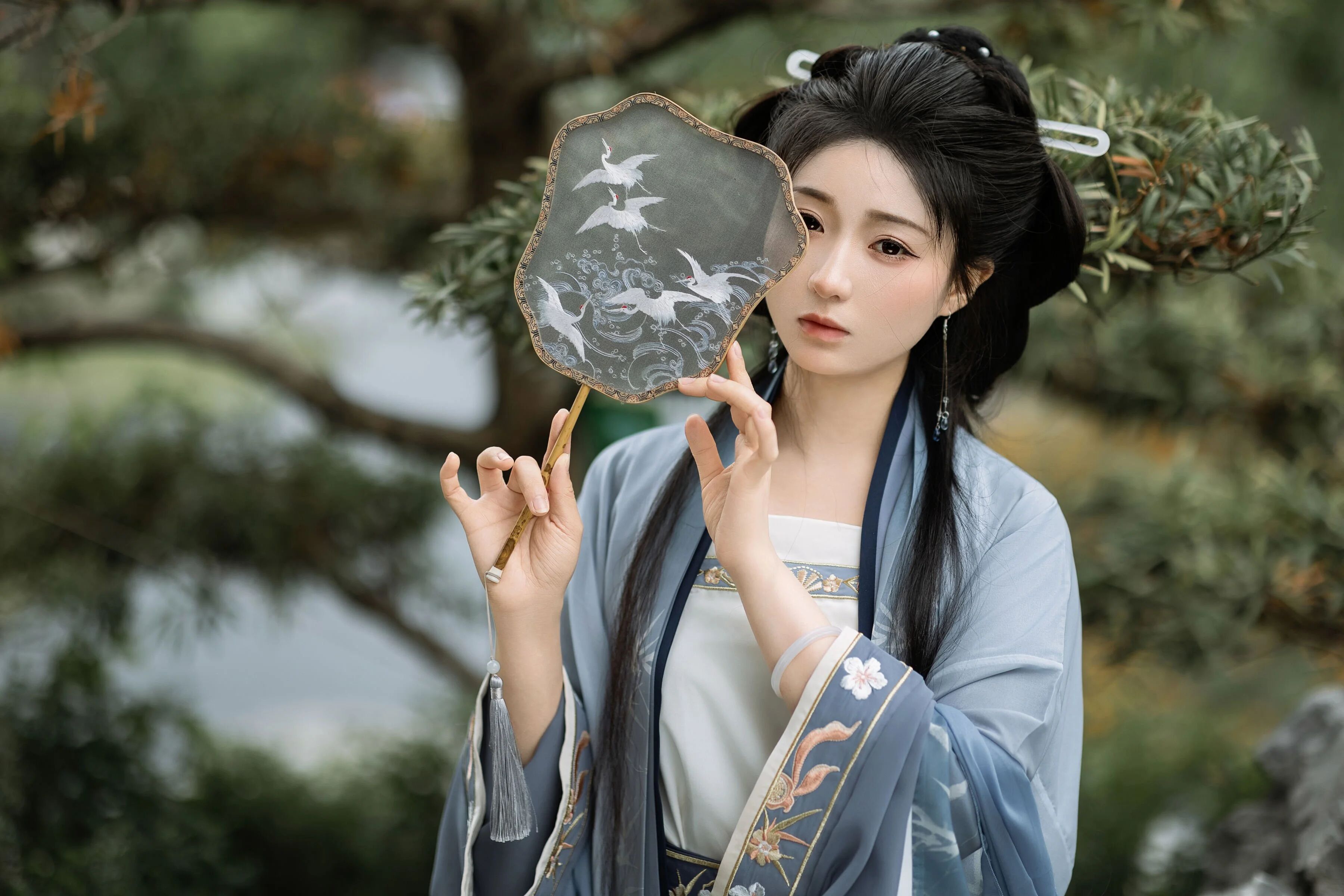 【汉服写真】园林拍汉服背景太乱?油纸伞团扇做深色锚点压住场 - 第3张 - 汉服颂 【汉服写真】园林拍汉服背景太乱?油纸伞团扇做深色锚点压住场 - 第3张