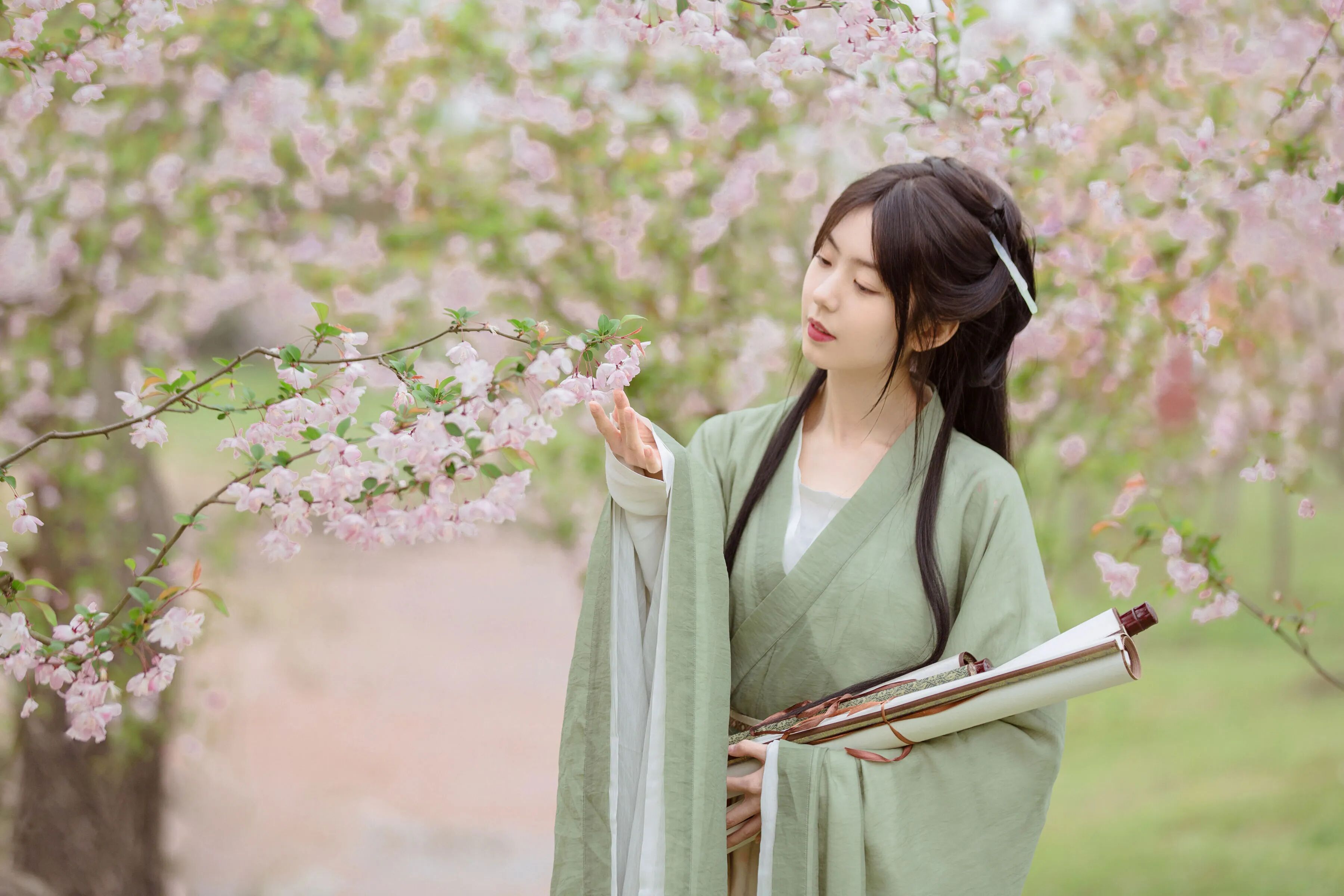 【汉服写真】浅绿交领遇樱花:以魏晋风骨,拍出花海清雅书卷气 - 第3张 - 汉服颂 【汉服写真】浅绿交领遇樱花:以魏晋风骨,拍出花海清雅书卷气 - 第3张