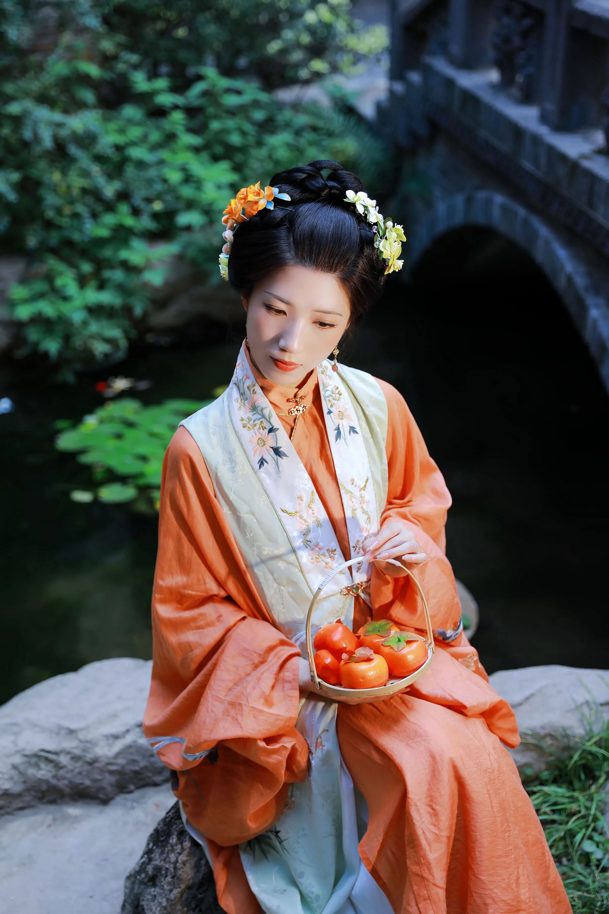 【汉服写真】橘衫提柿坐石畔:园林秋色里,坐姿比立姿更见生活气 - 第3张 - 汉服颂 【汉服写真】橘衫提柿坐石畔:园林秋色里,坐姿比立姿更见生活气 - 第3张