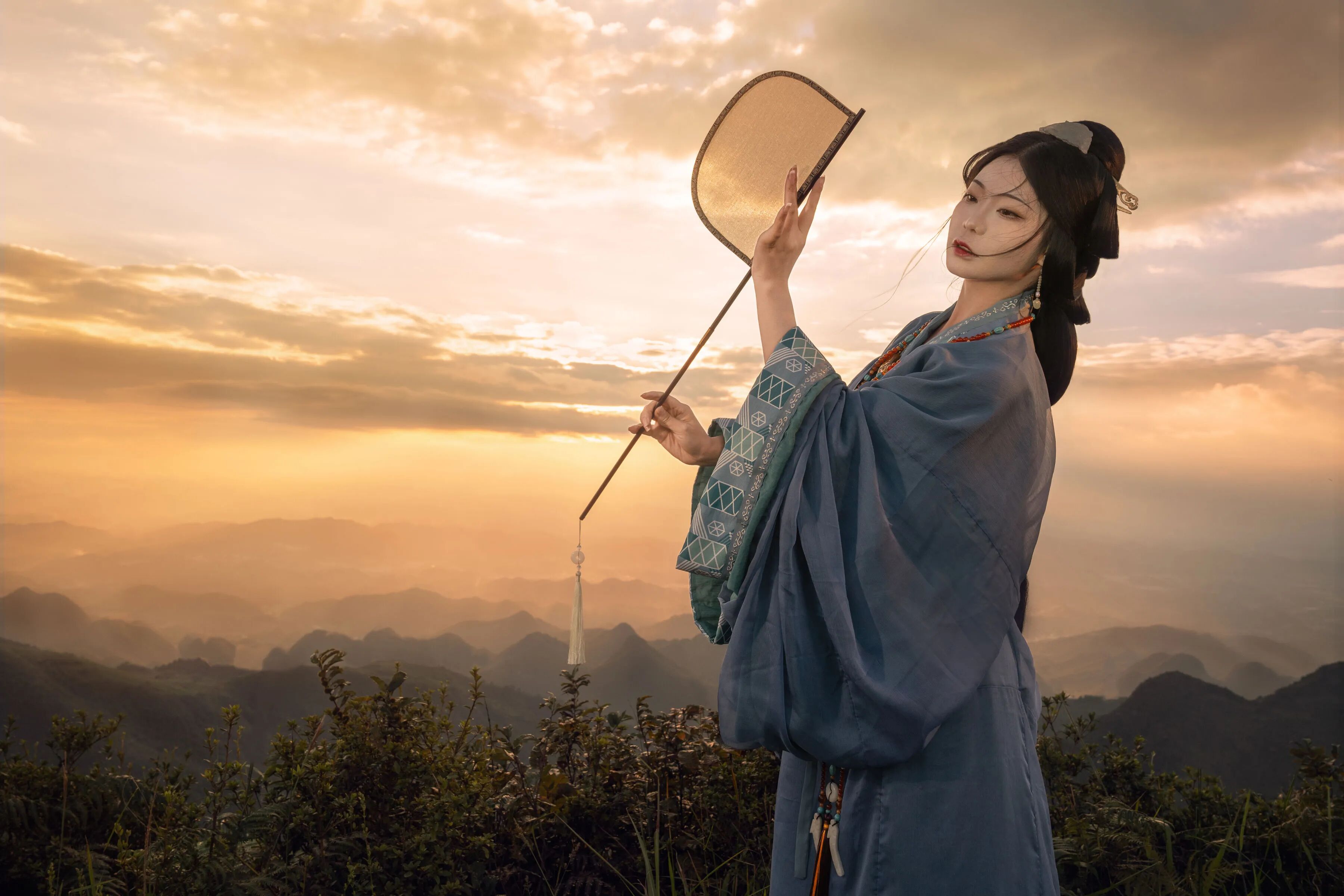 【汉服写真】蓝色战国袍配扇子,山顶日落拍出电影画意 - 第3张 - 汉服颂 【汉服写真】蓝色战国袍配扇子,山顶日落拍出电影画意 - 第3张