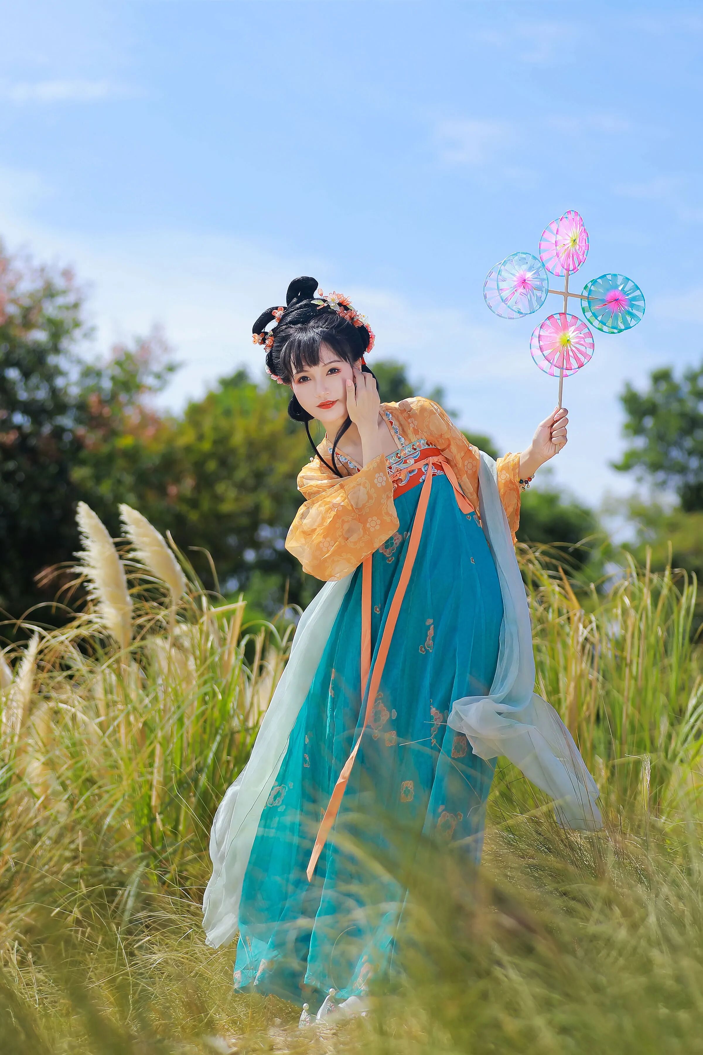 【汉服写真】唐风襦裙配彩色风车,芦苇丛中拍出元气少女感 - 第4张 - 汉服颂 【汉服写真】唐风襦裙配彩色风车,芦苇丛中拍出元气少女感 - 第4张