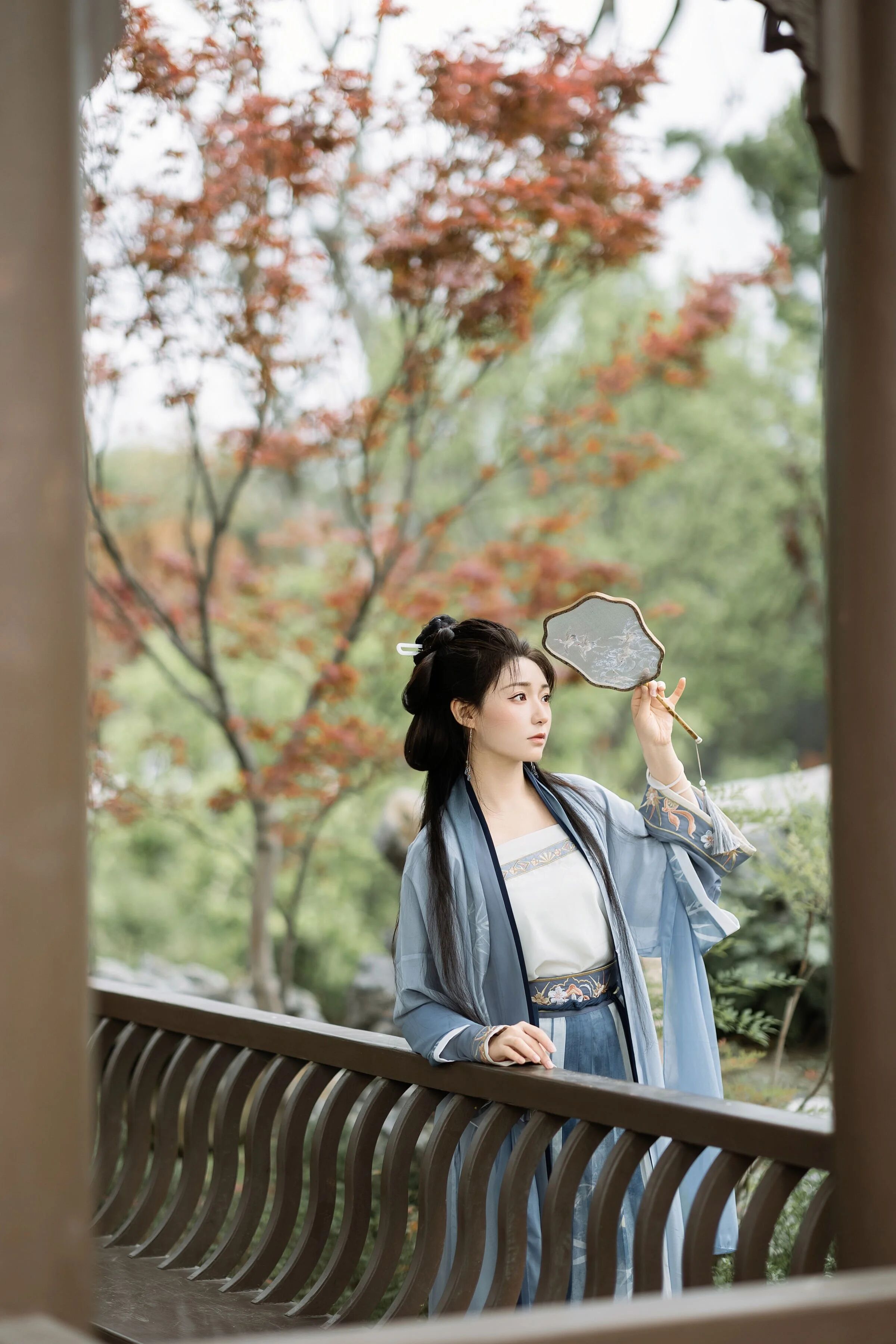 【汉服写真】园林拍汉服背景太乱?油纸伞团扇做深色锚点压住场 - 第4张 - 汉服颂 【汉服写真】园林拍汉服背景太乱?油纸伞团扇做深色锚点压住场 - 第4张