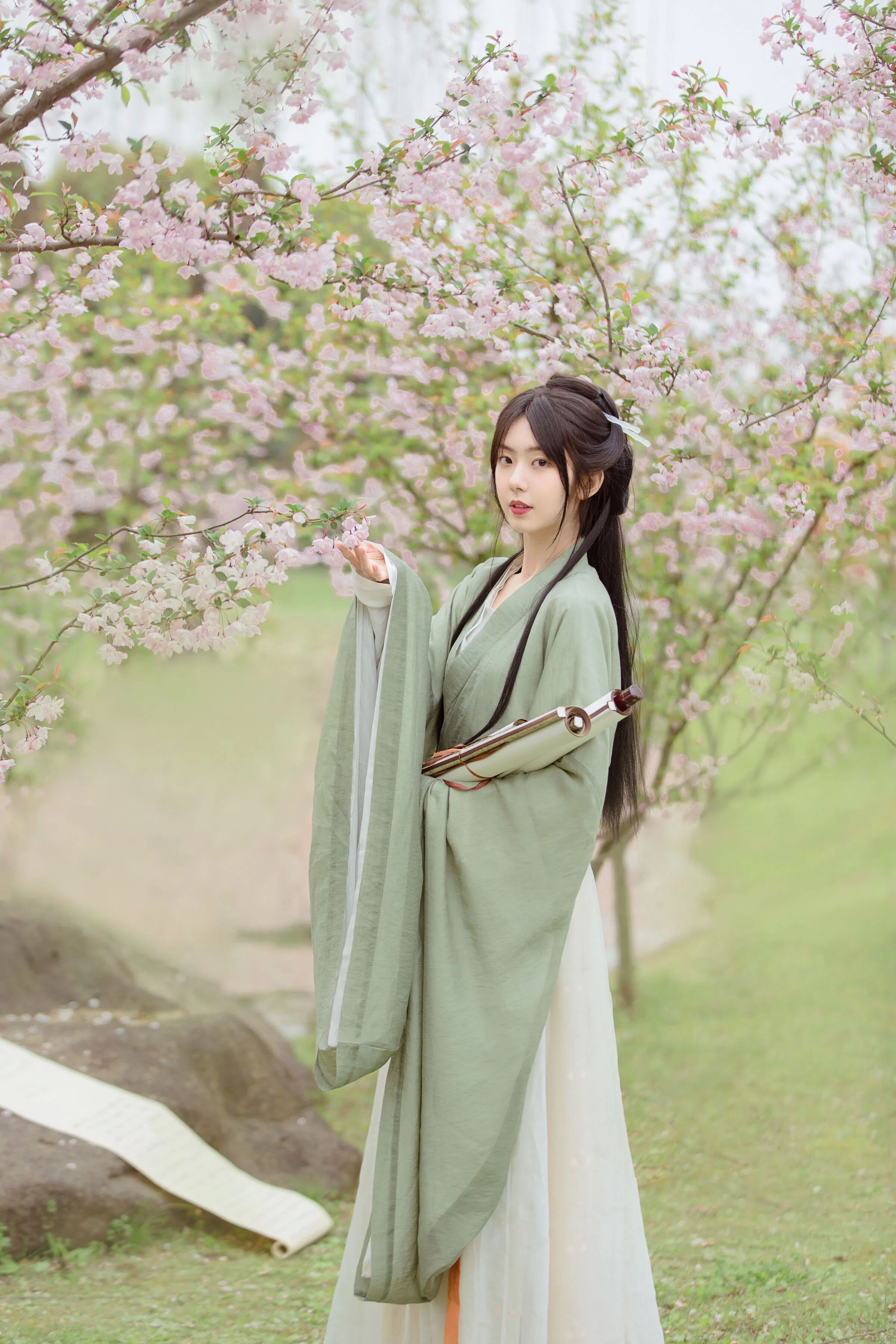 【汉服写真】浅绿交领遇樱花:以魏晋风骨,拍出花海清雅书卷气 - 第4张 - 汉服颂 【汉服写真】浅绿交领遇樱花:以魏晋风骨,拍出花海清雅书卷气 - 第4张